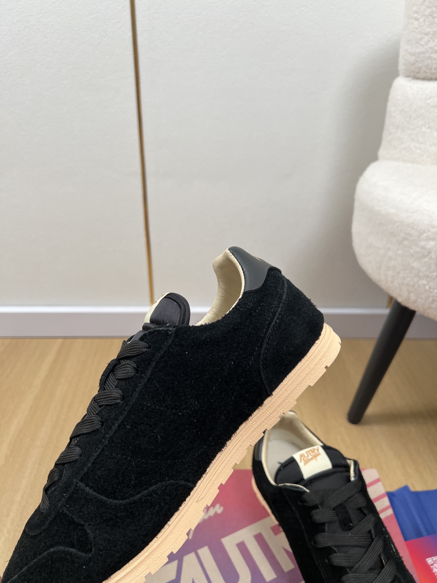 AUTRY OTERRY 2025 Collection: Retro American Style Leather Shoes with Classic American Flag Detail - 图片 6