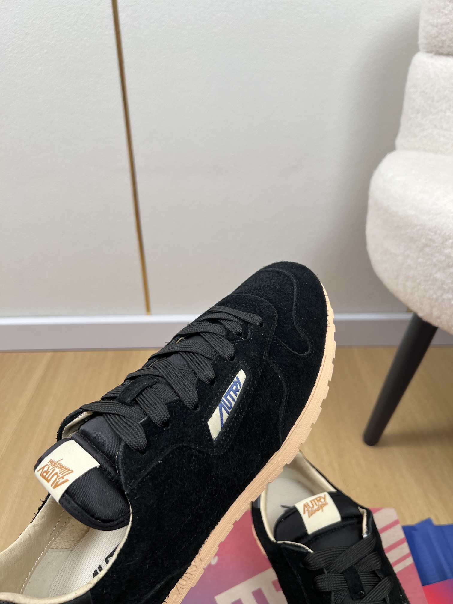 AUTRY OTERRY 2025 Collection: Retro American Style Leather Shoes with Classic American Flag Detail - 图片 5