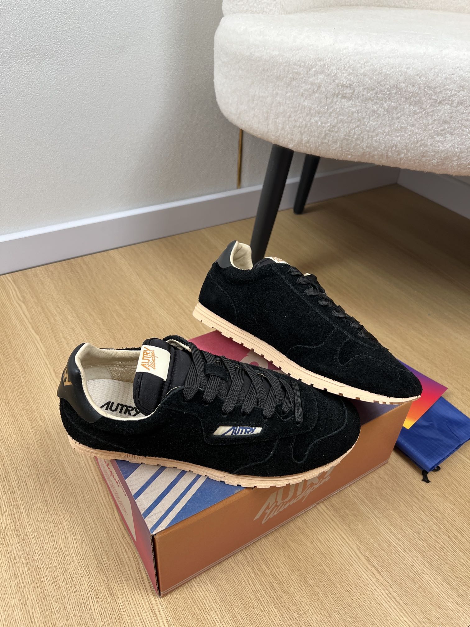 AUTRY OTERRY 2025 Collection: Retro American Style Leather Shoes with Classic American Flag Detail - 图片 3