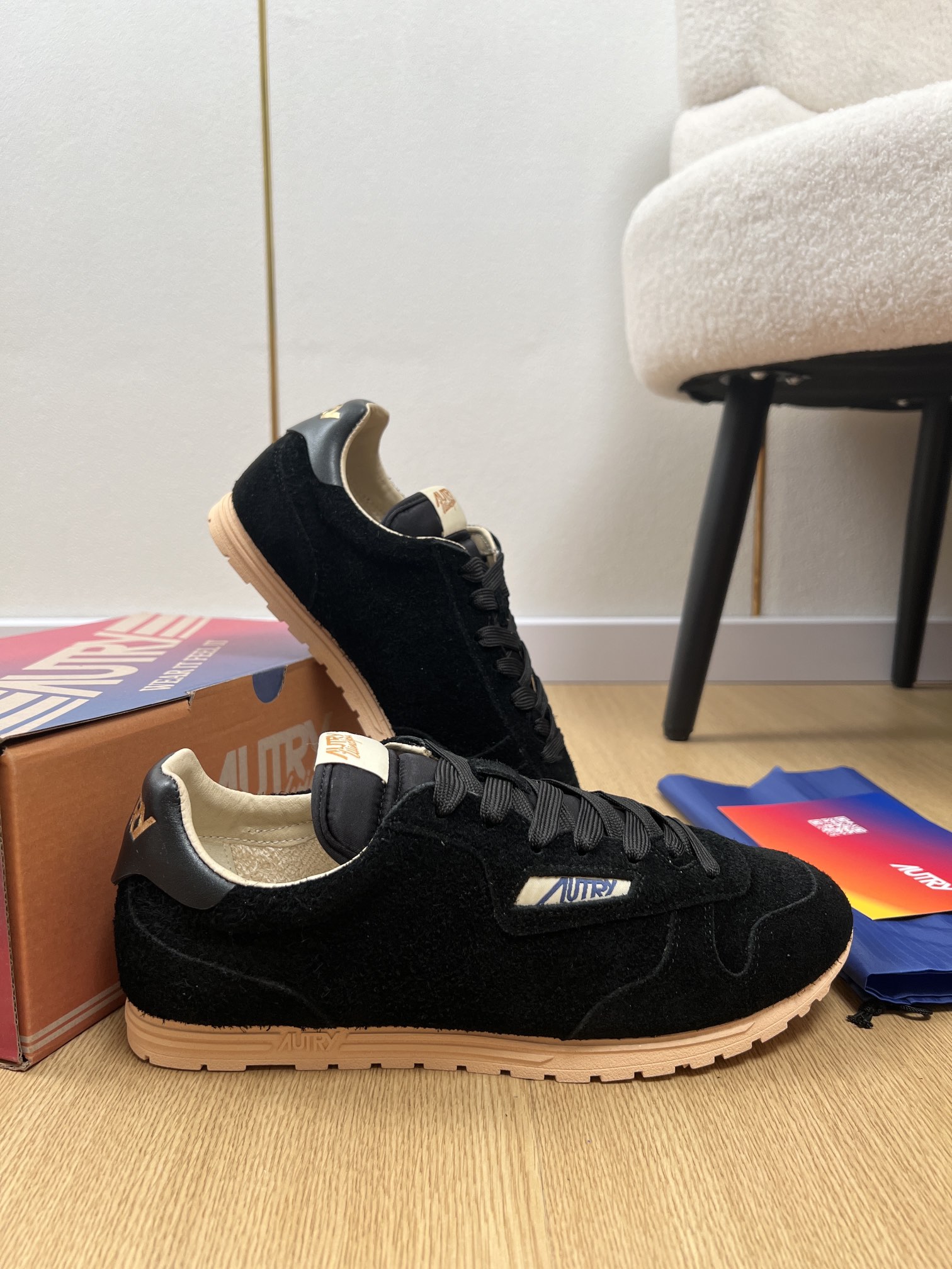 AUTRY OTERRY 2025 Collection: Retro American Style Leather Shoes with Classic American Flag Detail - 图片 4