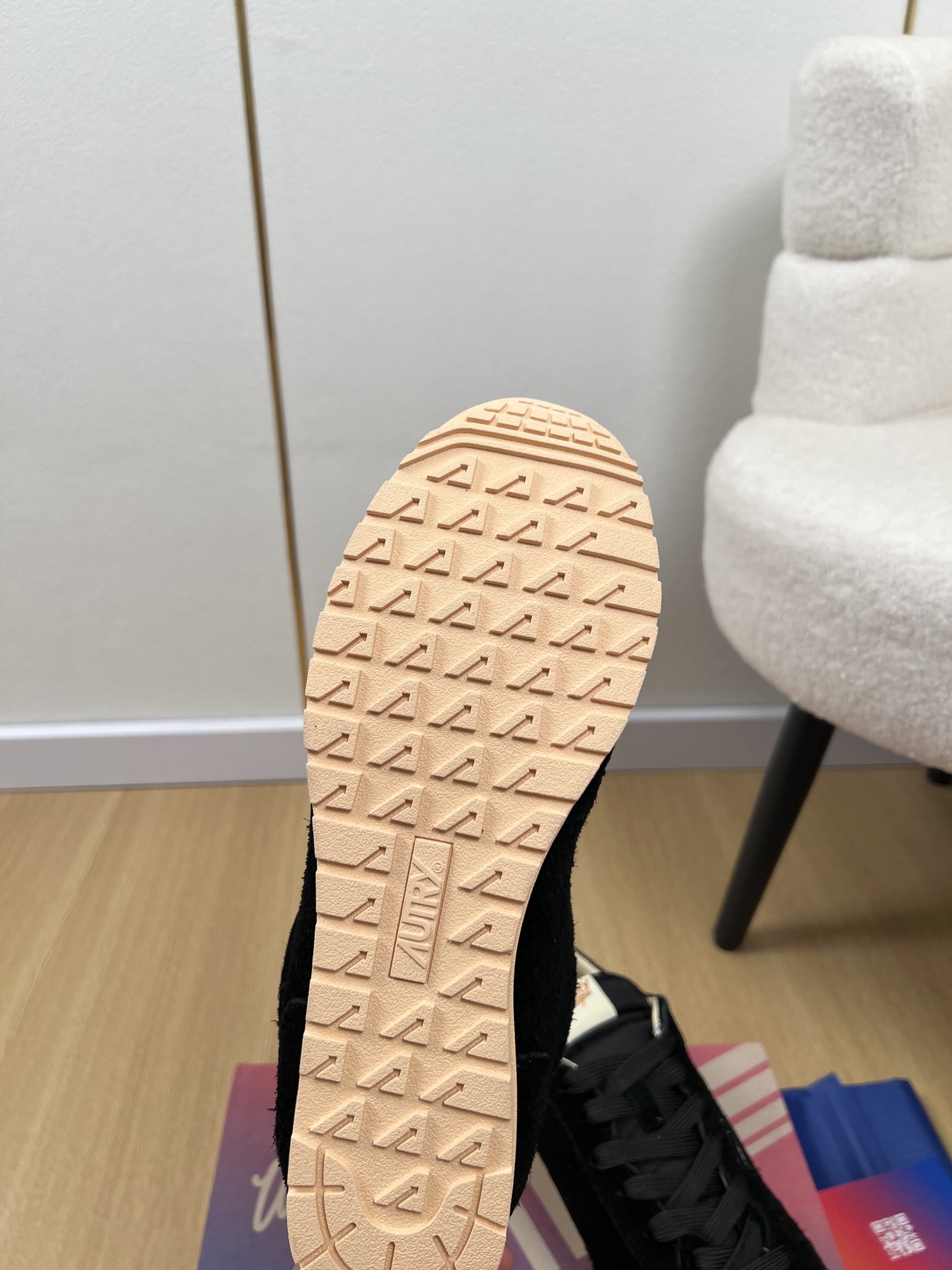AUTRY OTERRY 2025 Collection: Retro American Style Leather Shoes with Classic American Flag Detail - 图片 9