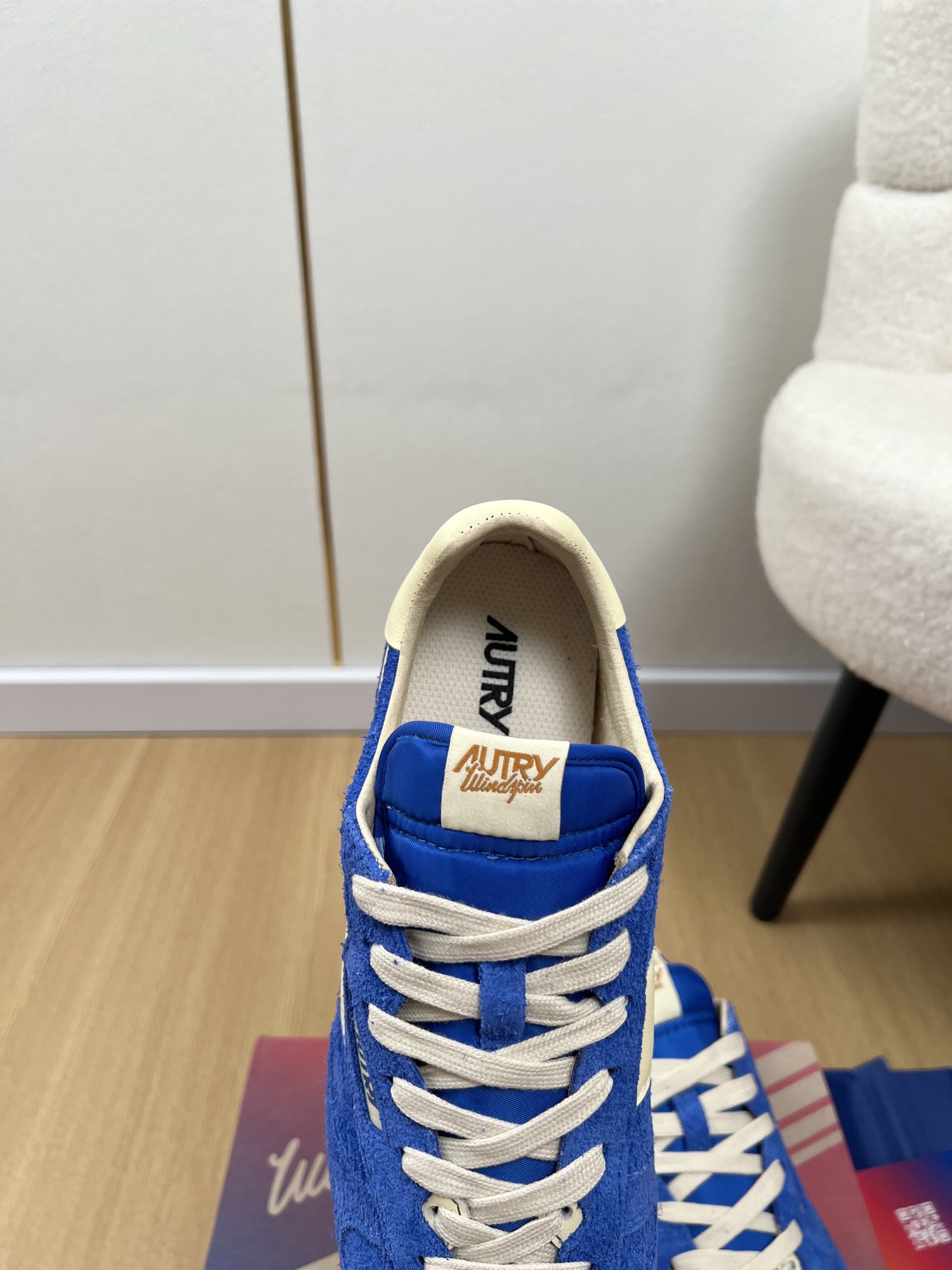 AUTRY OTERRY 2025 Collection: Retro American Style Leather Shoes with Classic Flag Symbol - 图片 7