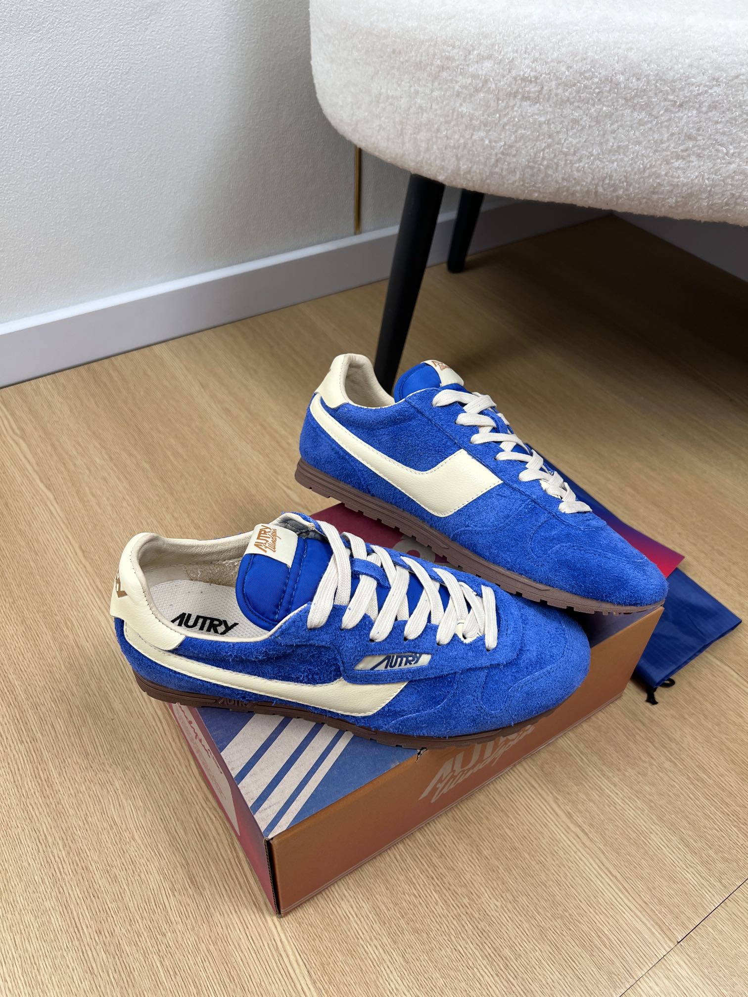 AUTRY OTERRY 2025 Collection: Retro American Style Leather Shoes with Classic Flag Symbol - 图片 3