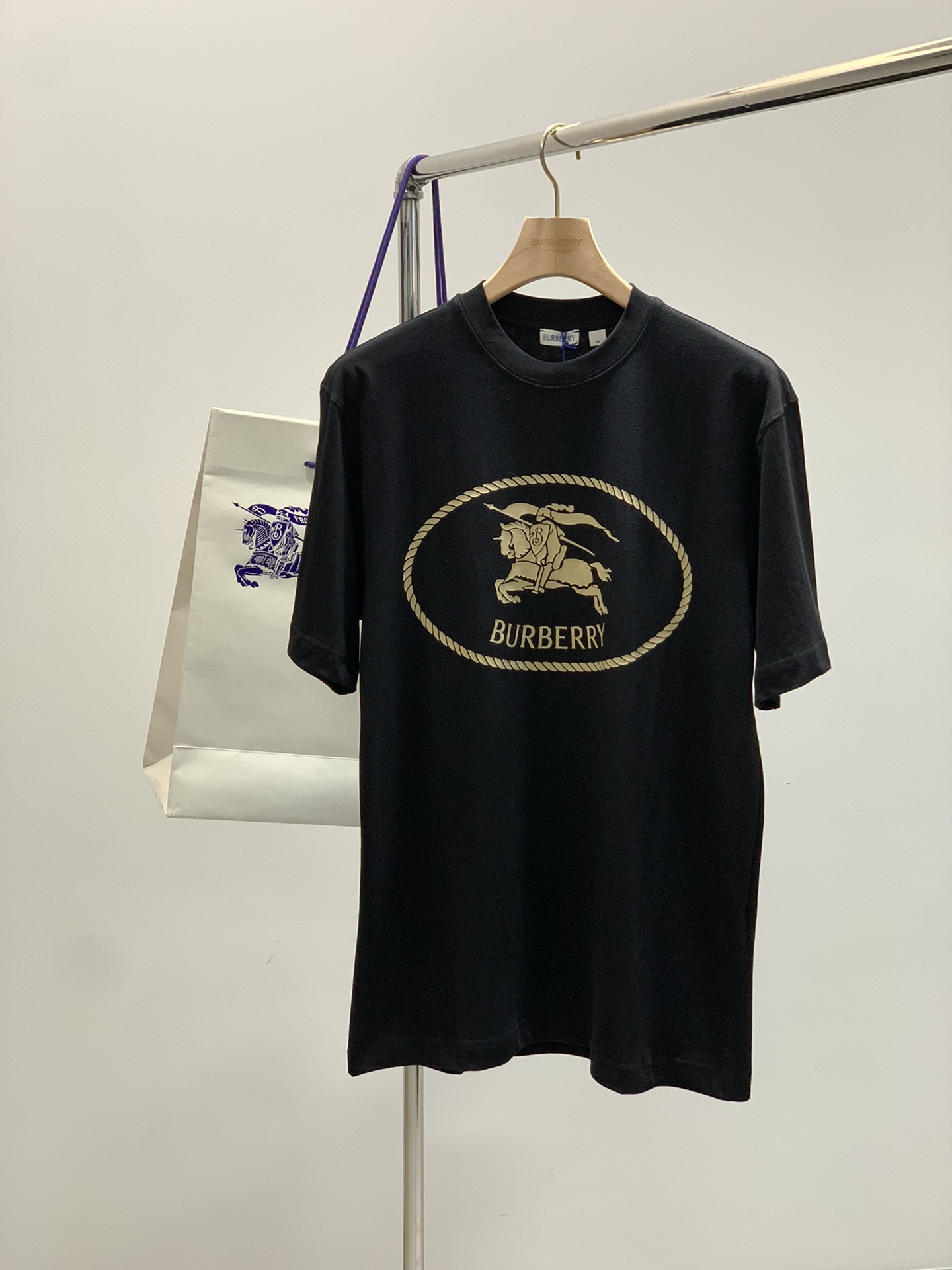 ，Burberry 巴宝莉，2025夏季最新品，专柜同步有售，原单狠货，时尚休闲圆领短袖T恤，进口原版面