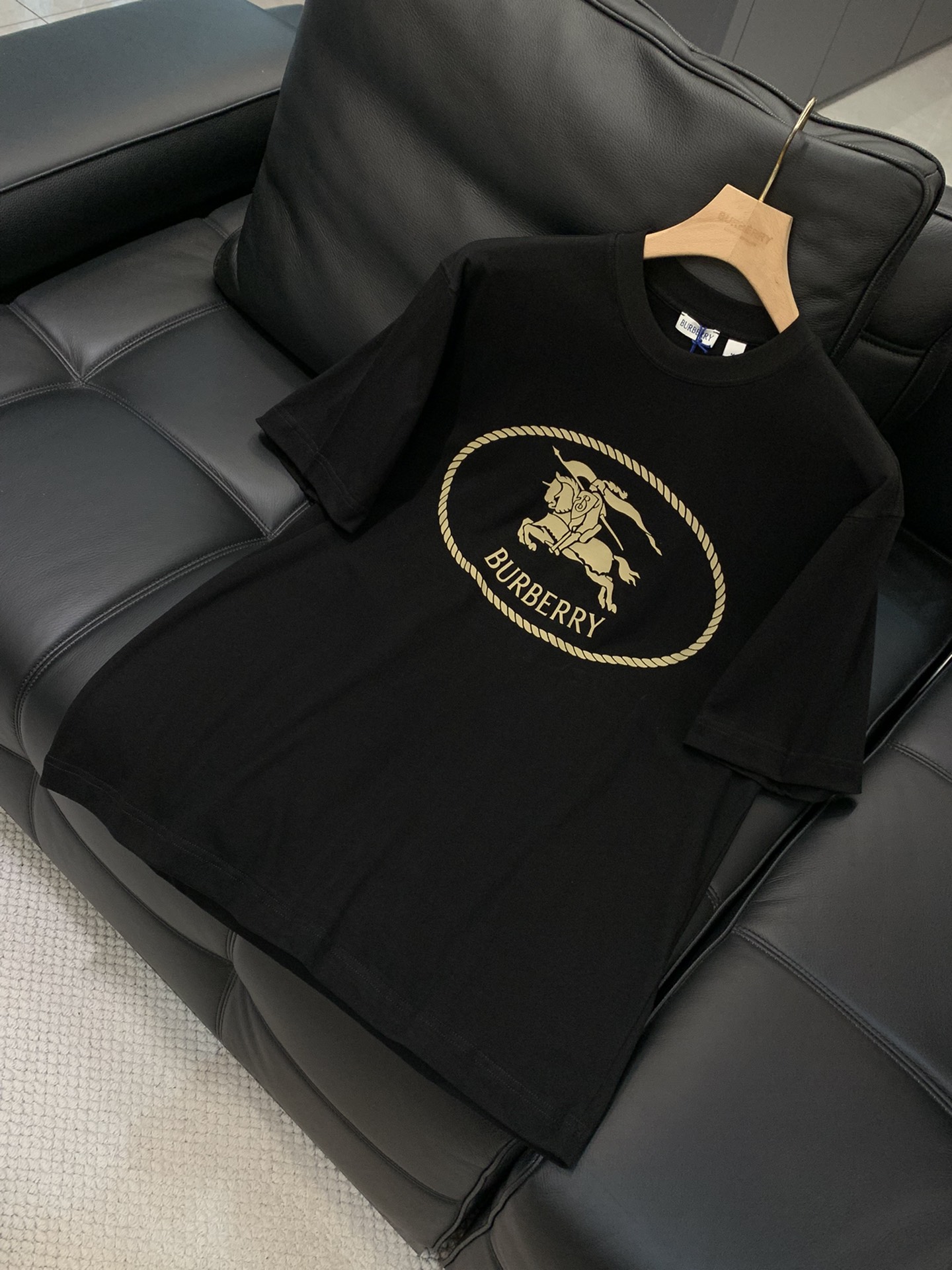 ，Burberry 巴宝莉，2025夏季最新品，专柜同步有售，原单狠货，时尚休闲圆领短袖T恤，进口原版面