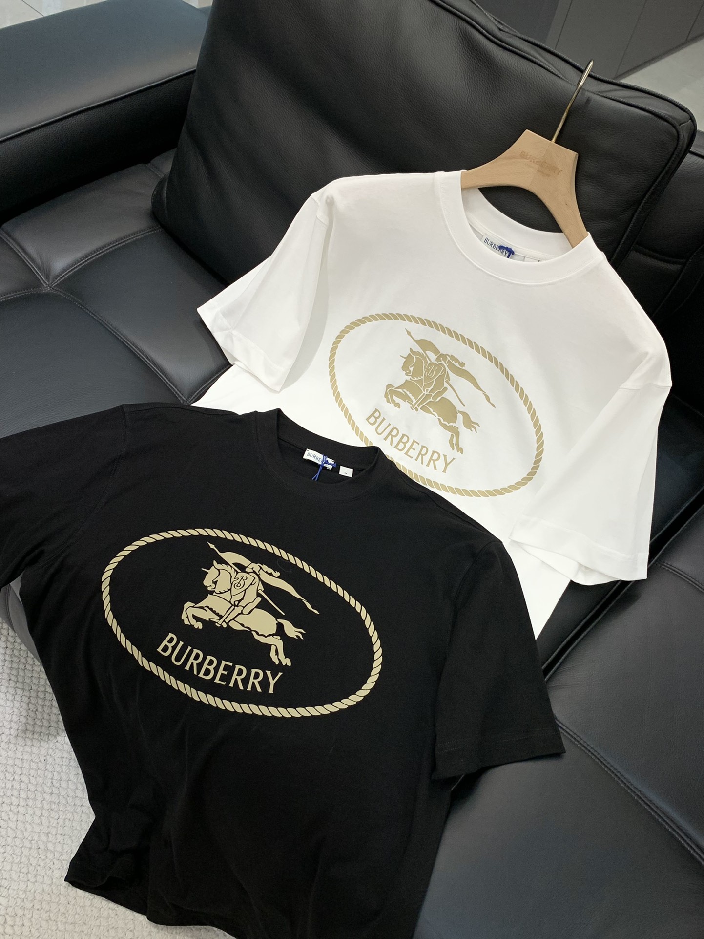 ，Burberry 巴宝莉，2025夏季最新品，专柜同步有售，原单狠货，时尚休闲圆领短袖T恤，进口原版面
