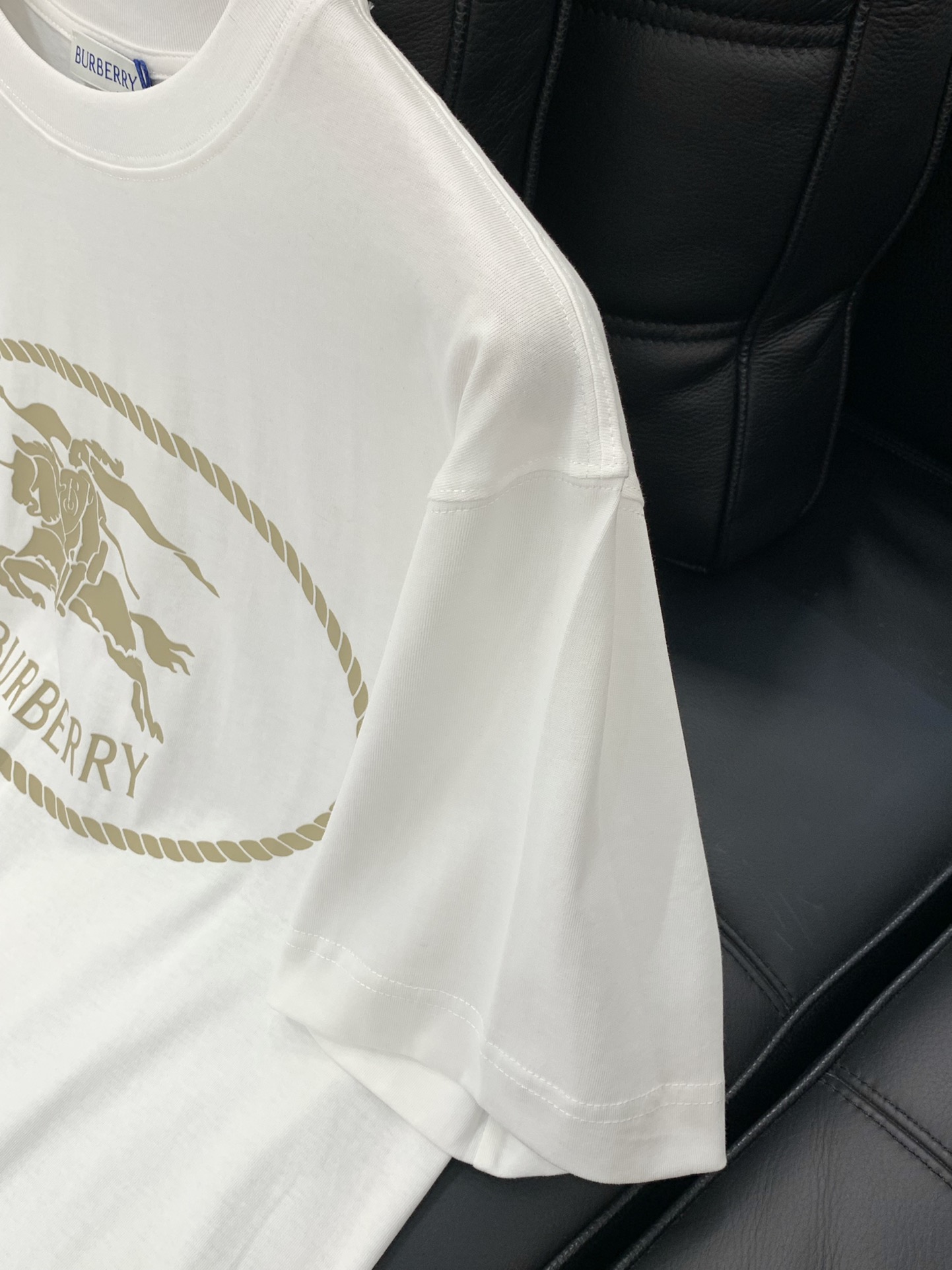 ，Burberry 巴宝莉，2025夏季最新品，专柜同步有售，原单狠货，时尚休闲圆领短袖T恤，进口原版面