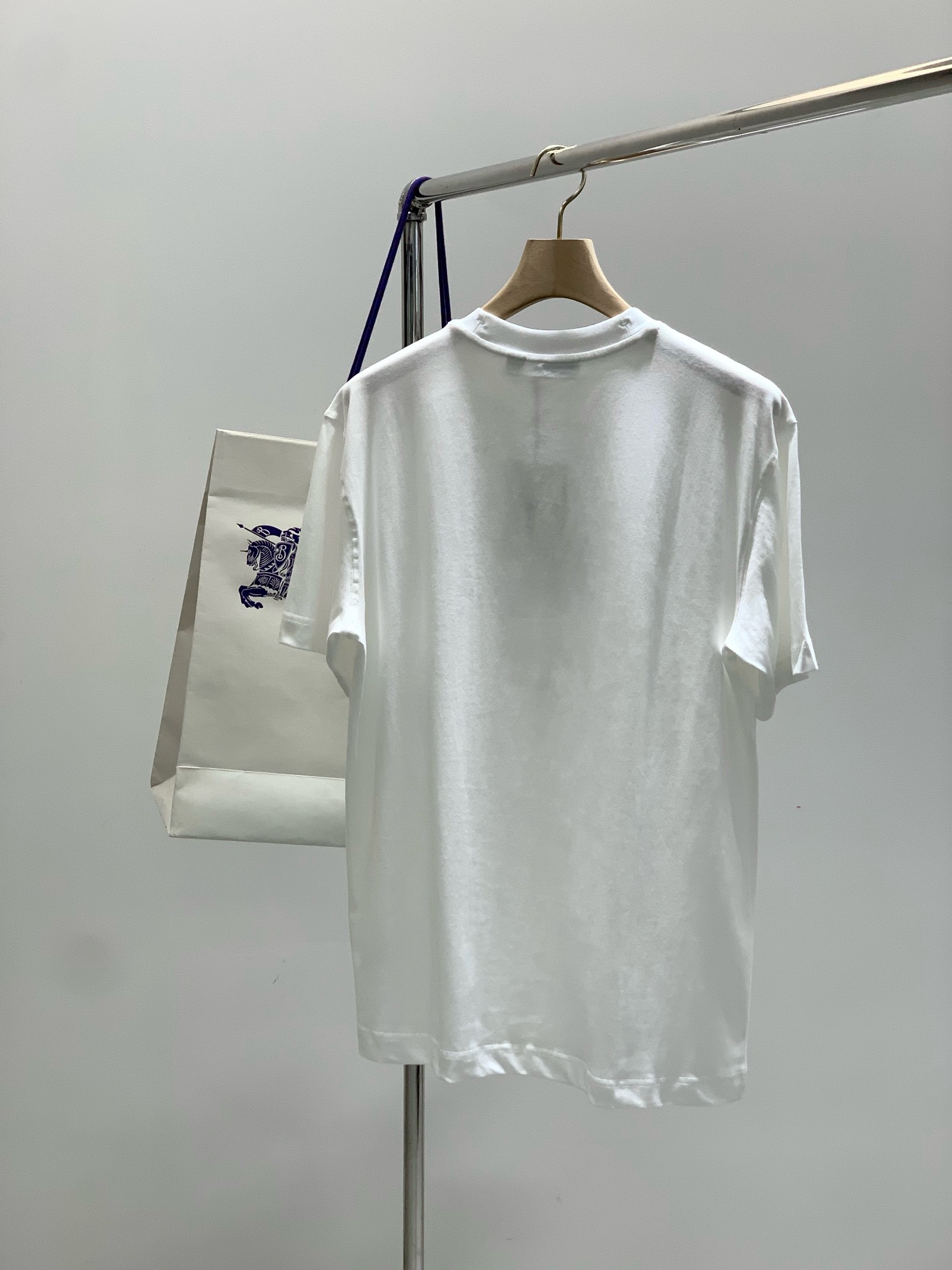 ，Burberry 巴宝莉，2025夏季最新品，专柜同步有售，原单狠货，时尚休闲圆领短袖T恤，进口原版面