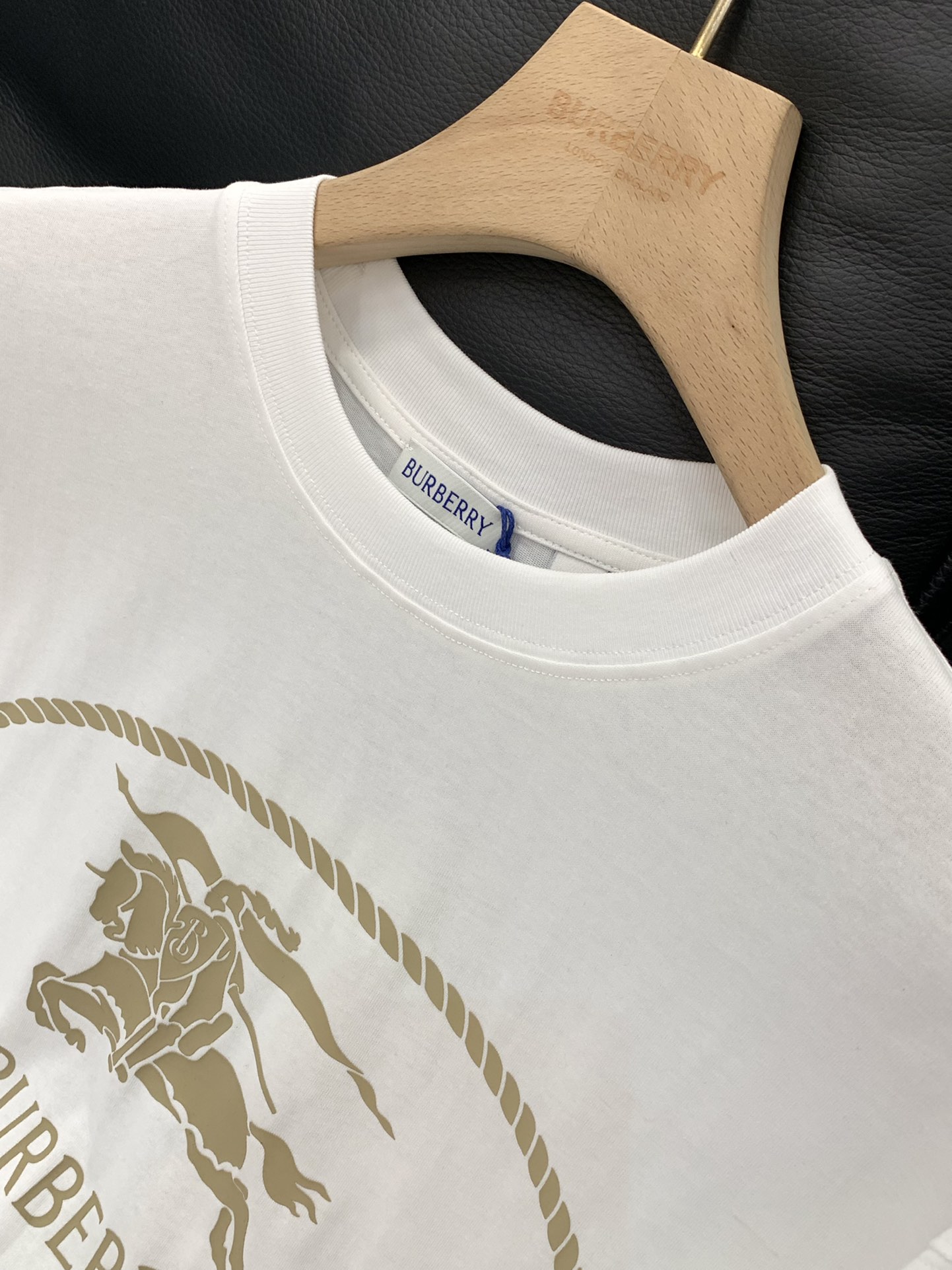 ，Burberry 巴宝莉，2025夏季最新品，专柜同步有售，原单狠货，时尚休闲圆领短袖T恤，进口原版面