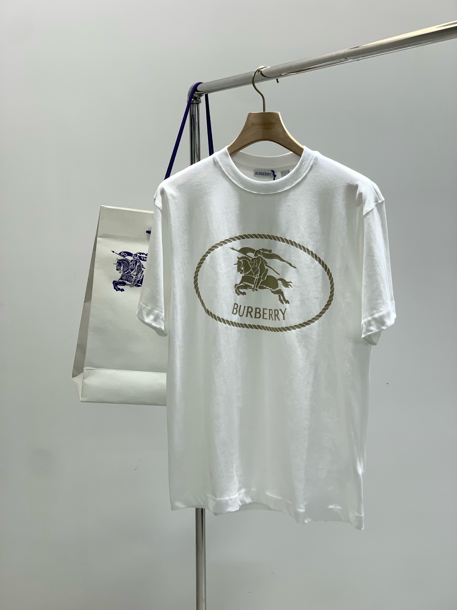 ，Burberry 巴宝莉，2025夏季最新品，专柜同步有售，原单狠货，时尚休闲圆领短袖T恤，进口原版面