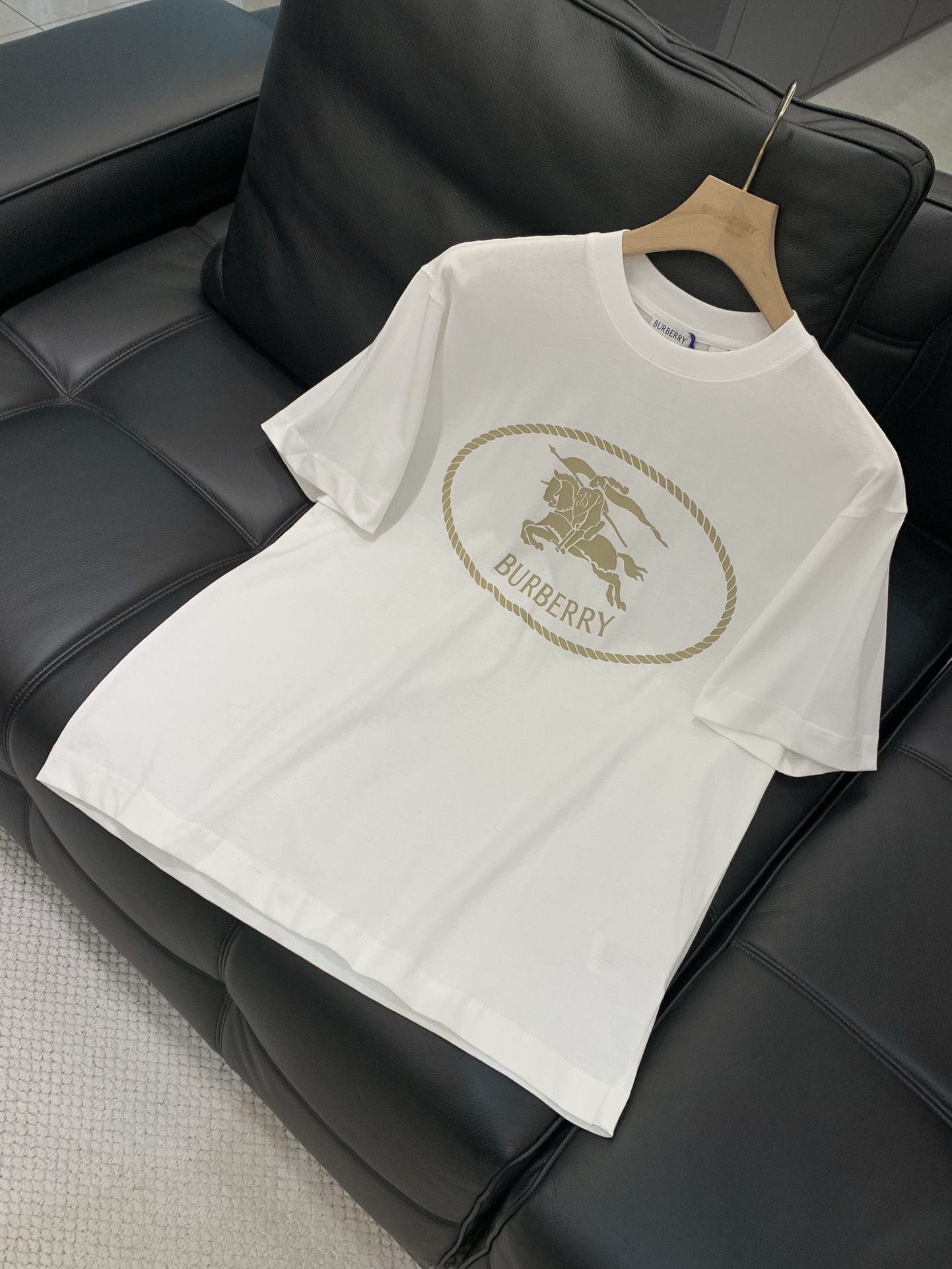，Burberry 巴宝莉，2025夏季最新品，专柜同步有售，原单狠货，时尚休闲圆领短袖T恤，进口原版面