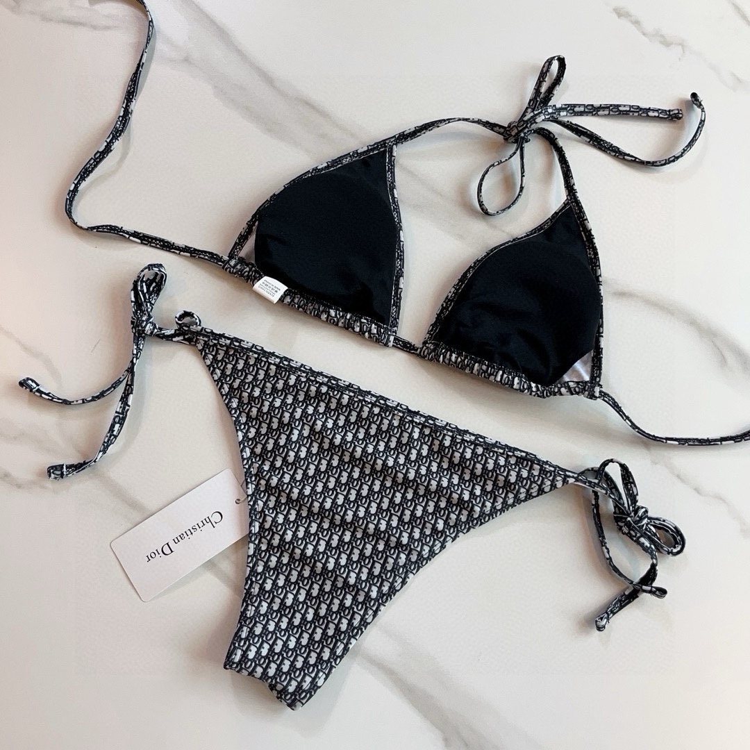 。
Dior迪奥比基尼👙❤️😍🥰适合多种场景的游泳衣🏊‍♀️海边 游泳池 温泉 水上乐园 漂流都可以😌内