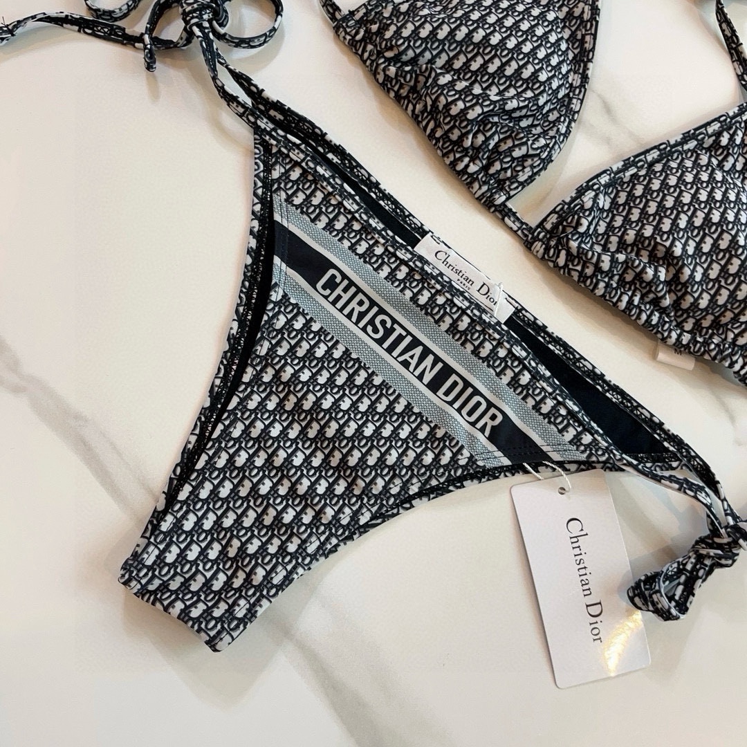 。
Dior迪奥比基尼👙❤️😍🥰适合多种场景的游泳衣🏊‍♀️海边 游泳池 温泉 水上乐园 漂流都可以😌内
