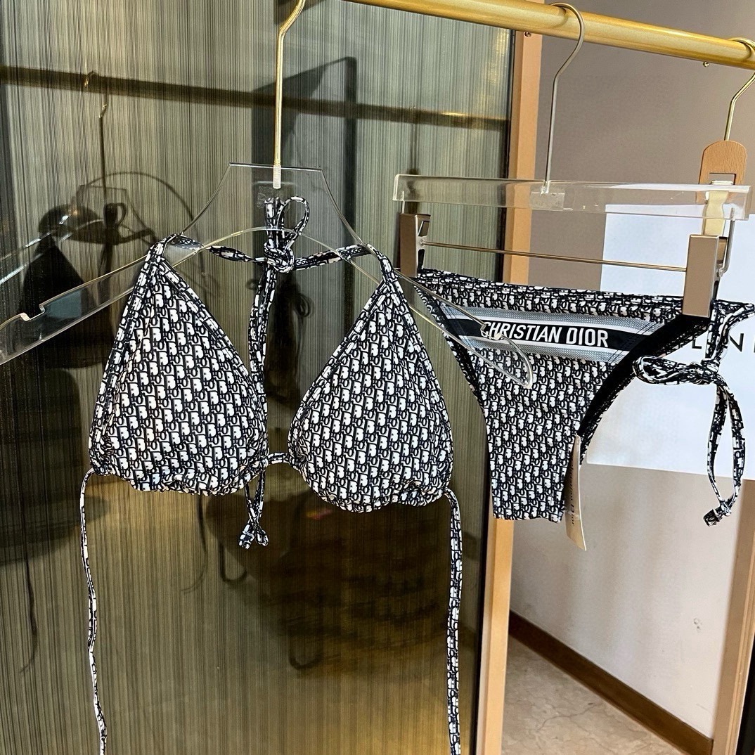 。
Dior迪奥比基尼👙❤️😍🥰适合多种场景的游泳衣🏊‍♀️海边 游泳池 温泉 水上乐园 漂流都可以😌内