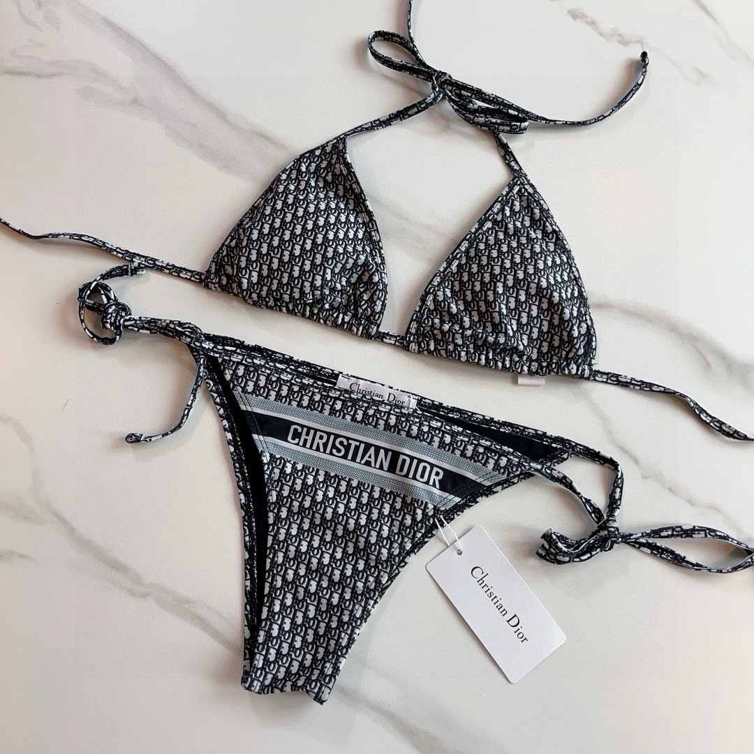 。
Dior迪奥比基尼👙❤️😍🥰适合多种场景的游泳衣🏊‍♀️海边 游泳池 温泉 水上乐园 漂流都可以😌内