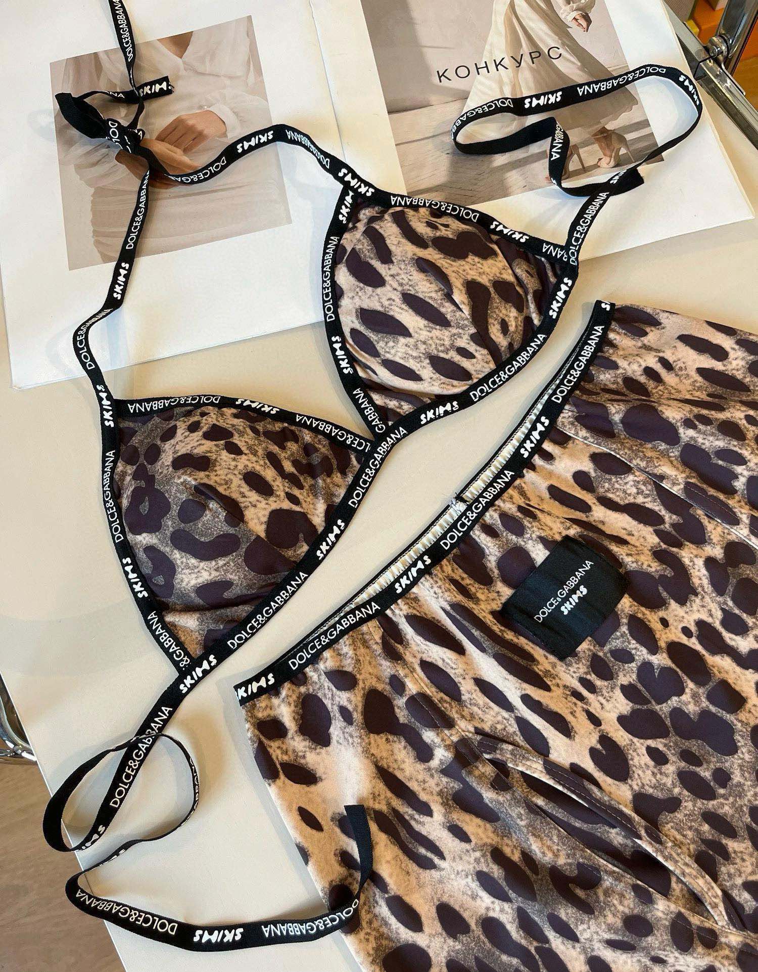  🆕
D&G杜嘉班纳新款织带比基尼分体泳衣套装 黑色白色ＳＭＬ