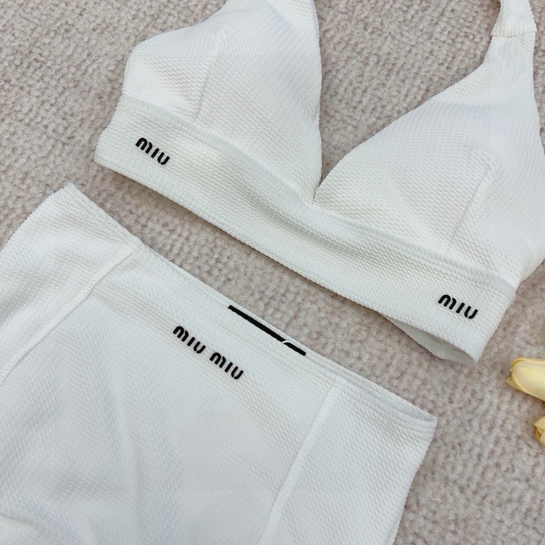 。
缪缪miumiu新款比基尼中古套装 吊带背心+三角打底裤分体泳衣，蓝色。白色S M L