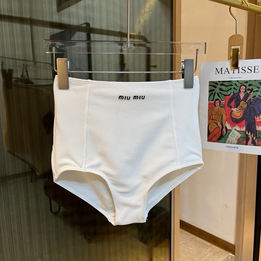 。
缪缪miumiu新款比基尼中古套装 吊带背心+三角打底裤分体泳衣，蓝色。白色S M L