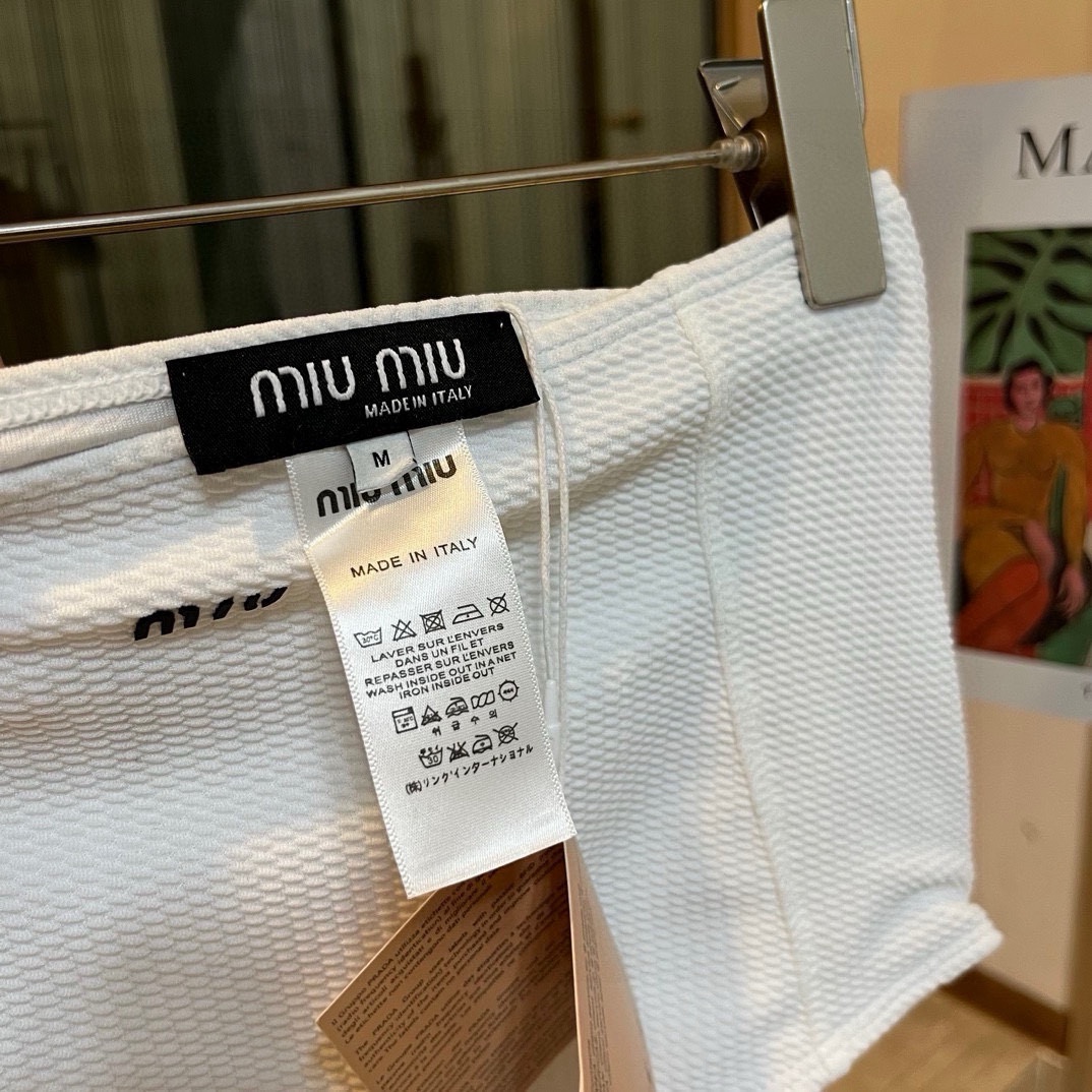 。
缪缪miumiu新款比基尼中古套装 吊带背心+三角打底裤分体泳衣，蓝色。白色S M L