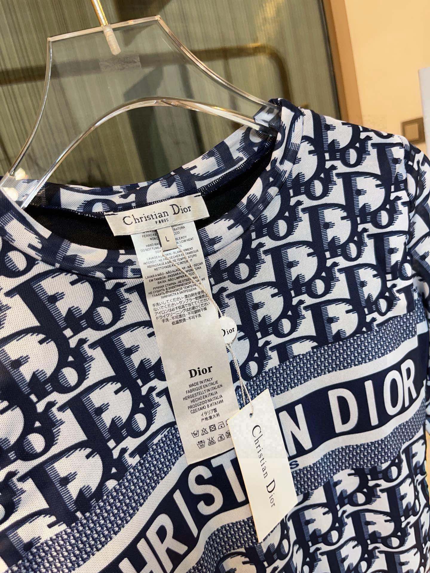  🆕
Dior长袖连体防晒泳衣，收腰显瘦显腿长！超nice 平时可以配牛仔裤、短裤当连体衣穿！S ML
