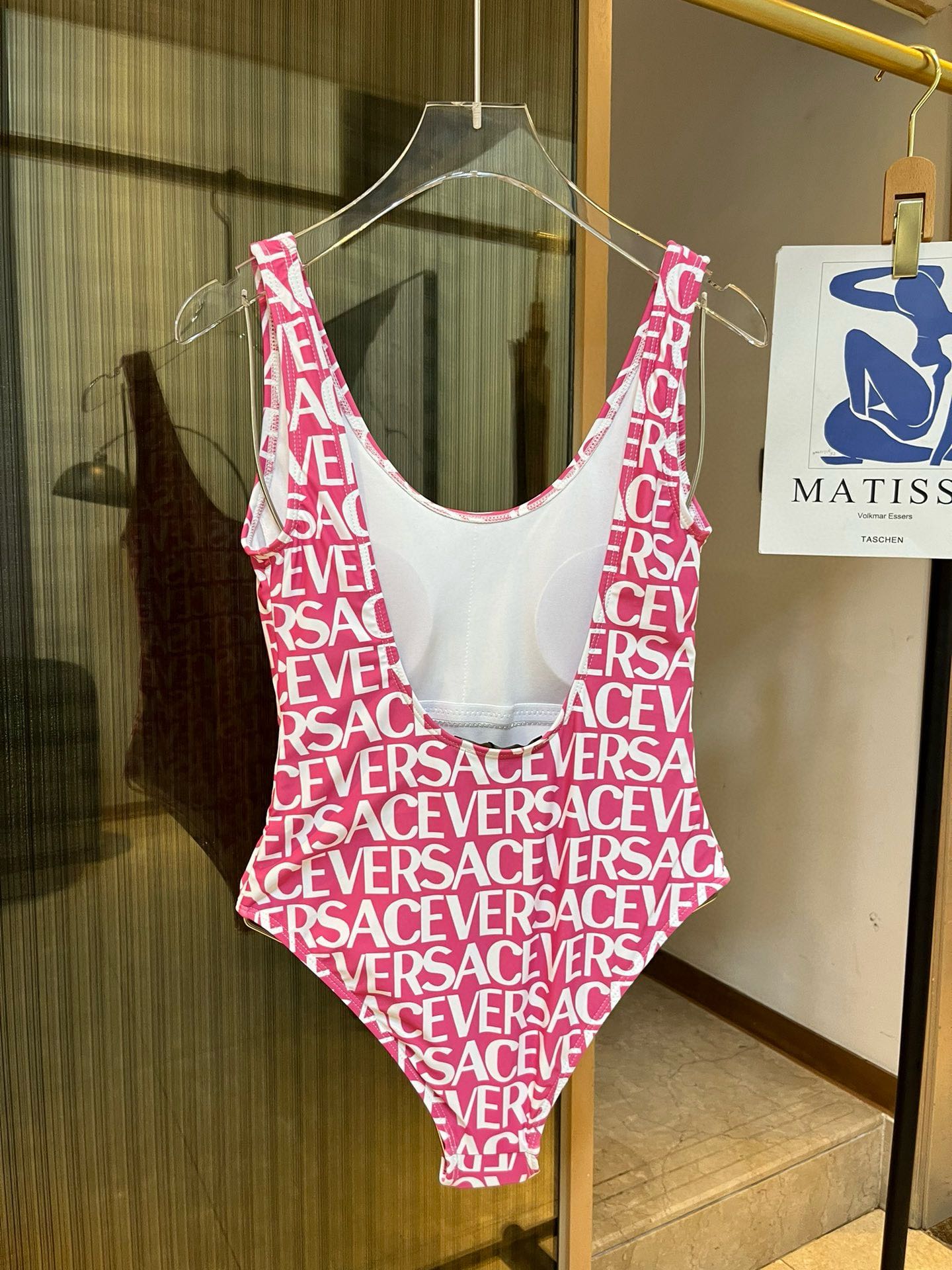  🆕
范思哲新款连体泳衣，春夏系列新品 上身绝美  集美们赶紧囤起来😍😍💋
码数S M L