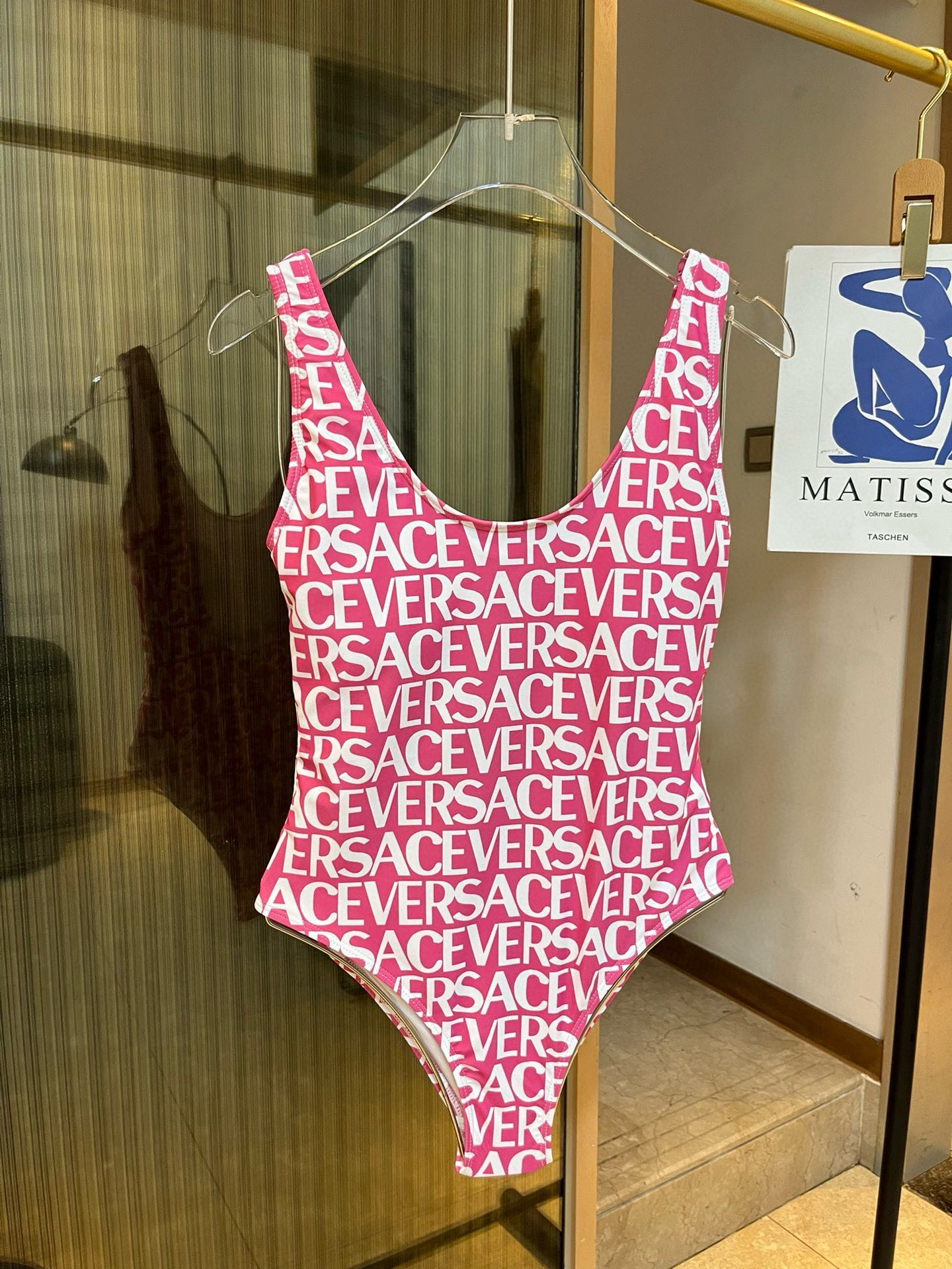  🆕
范思哲新款连体泳衣，春夏系列新品 上身绝美  集美们赶紧囤起来😍😍💋
码数S M L
