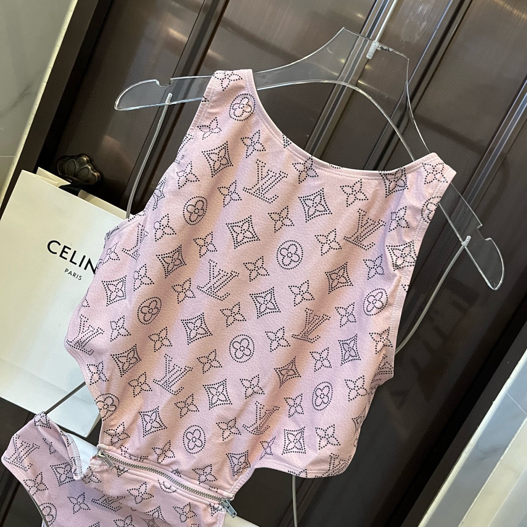 。
Lv连体泳衣 😍🥰适合多种场景的游泳衣🏊‍♀️海边 游泳池 温泉 水上乐园 漂流都可以😌内搭也完全可