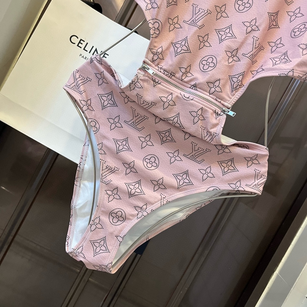 。
Lv连体泳衣 😍🥰适合多种场景的游泳衣🏊‍♀️海边 游泳池 温泉 水上乐园 漂流都可以😌内搭也完全可