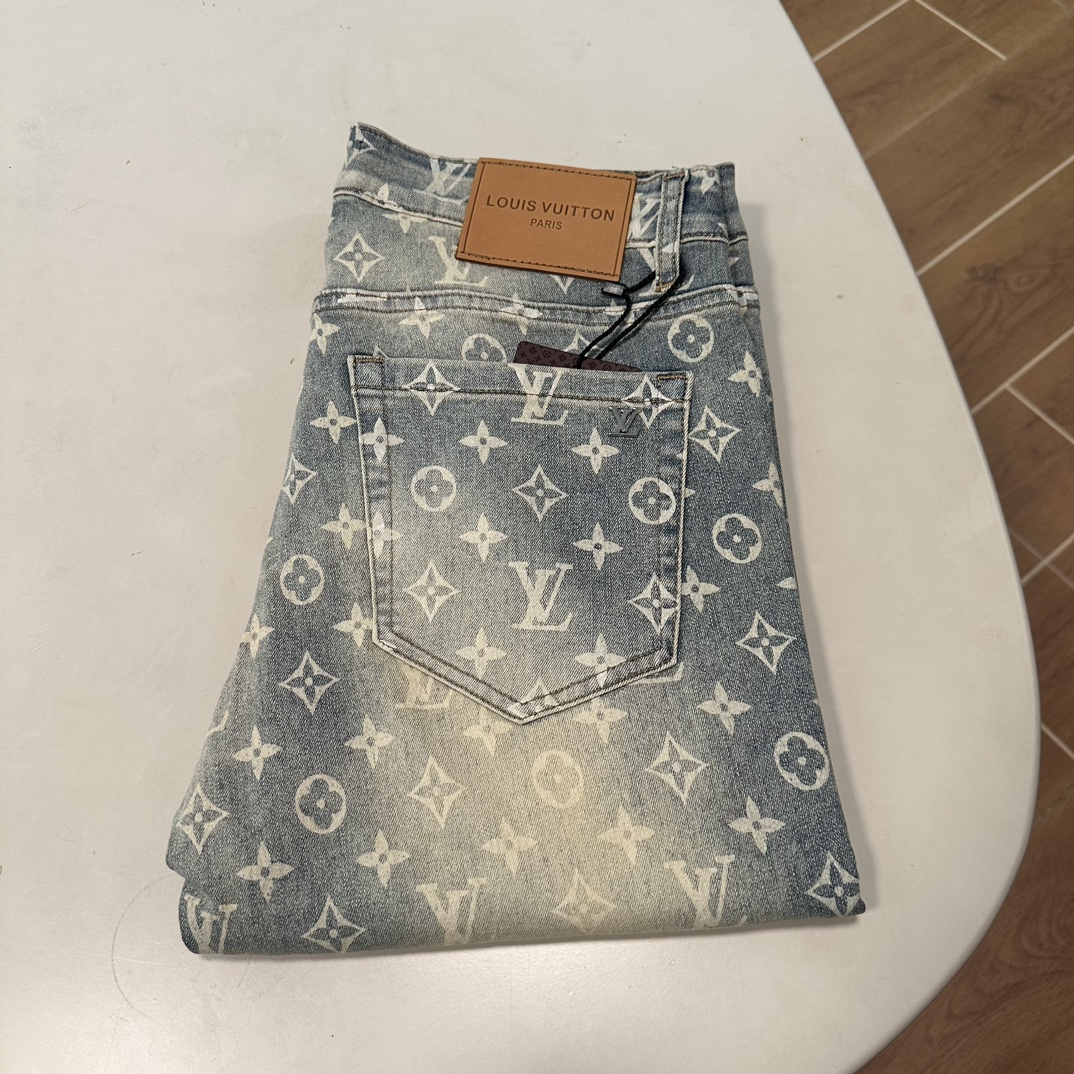 NO:454964,Lv Louis Vuitton exclusively for new jeans, high-end version!  Customized fabrics for counters are breathable and comfortable, with impeccable details, and the brand element design concept reflects high quality. The feel is delicate and soft!  It is casually cut, with a great upper body style!  29-38, louis vuitton,louis vuitton,jeans,alexander wang19860909Lv 路易威登 独家专供新款 牛仔裤,高端版本！专柜定制面料 透气舒适度高,细节无可挑剔,品牌元素设计理念,体现高品质.手感细腻柔软！呈现休闲裁剪,上身版型超赞！ 码数29-38,,louis vuitton,louis vuitton,jeans,alexander wang,Men's clothing