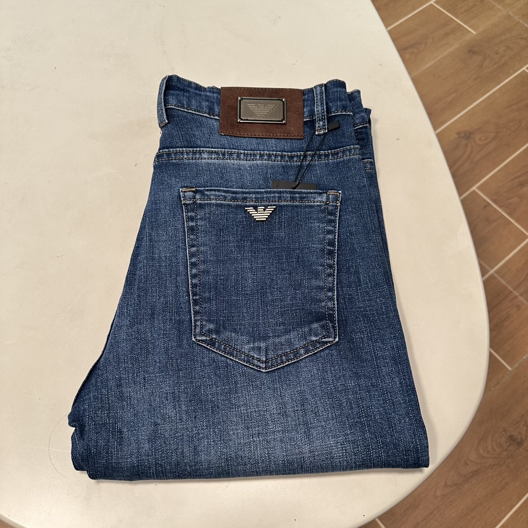 NO:454960,Armani exclusively offers new jeans, high-end version!  Customized fabrics for counters are breathable and comfortable, with impeccable details, and the brand element design concept reflects high quality. The feel is delicate and soft!  It is casually cut, with a great upper body style!  Count 29-38, Armani, jeans, alexander wang19860909阿玛尼独家专供新款 牛仔裤,高端版本！专柜定制面料 透气舒适度高,细节无可挑剔,品牌元素设计理念,体现高品质.手感细腻柔软！呈现休闲裁剪,上身版型超赞！ 码数29-38,,armani,jeans,alexander wang,Men's clothing