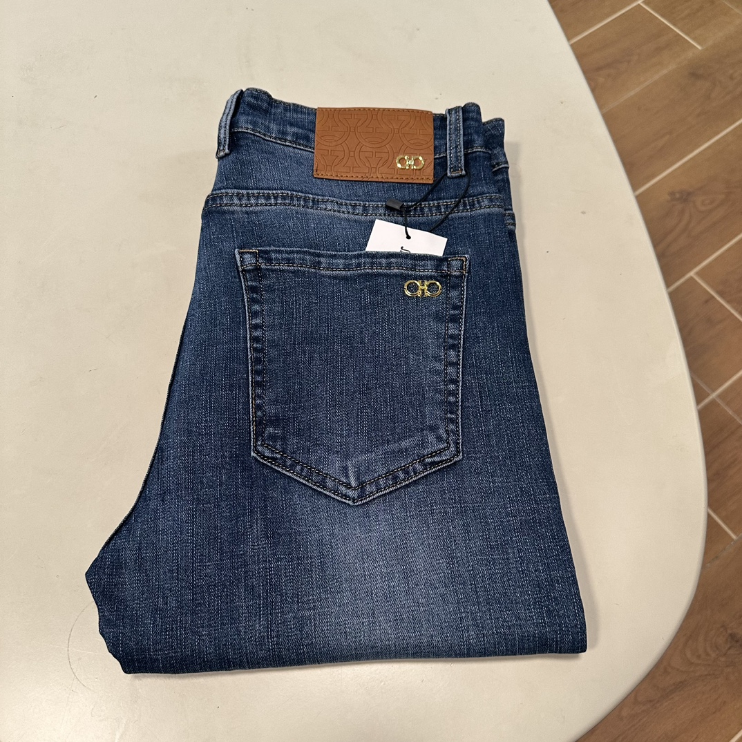 NO:454956,ALO exclusively offers new jeans, high-end version!  Customized fabrics for counters are breathable and comfortable, with impeccable details, and the brand element design concept reflects high quality. The feel is delicate and soft!  It is casually cut, with a great upper body style!  29-38, jeans,alexander wang19860909ALO独家专供新款 牛仔裤,高端版本！专柜定制面料 透气舒适度高,细节无可挑剔,品牌元素设计理念,体现高品质.手感细腻柔软！呈现休闲裁剪,上身版型超赞！ 码数29-38,,jeans,alexander wang,Men's clothing