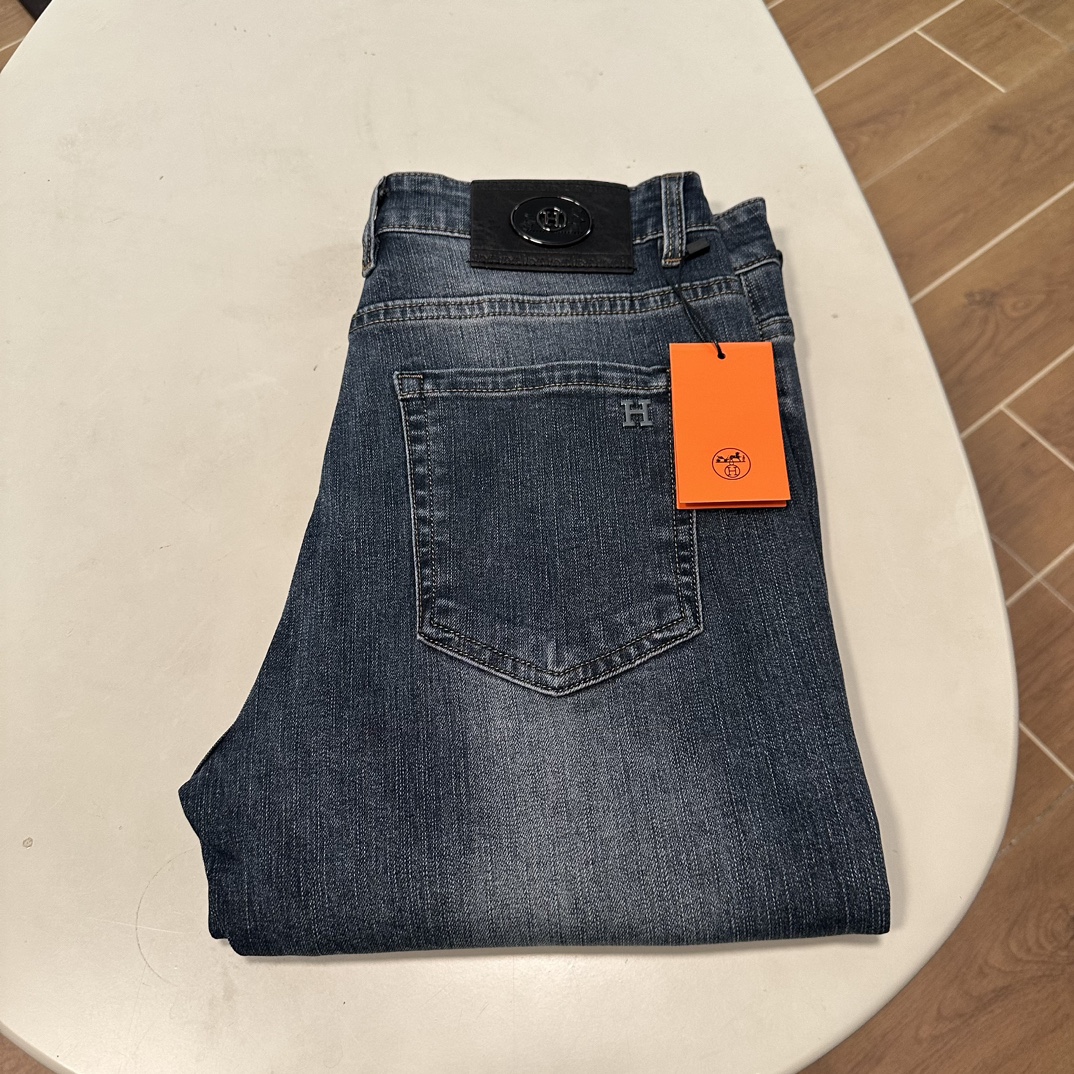 NO:454994,Hermes exclusively available for new jeans, high-end version!  Customized fabrics for counters are breathable and comfortable, with impeccable details, and the brand element design concept reflects high quality. The feel is delicate and soft!  It is casually cut, with a great upper body style!  Number of codes 29-38, hermes, jeans, alexander wang19860909爱马仕 独家专供新款 牛仔裤,高端版本！专柜定制面料 透气舒适度高,细节无可挑剔,品牌元素设计理念,体现高品质.手感细腻柔软！呈现休闲裁剪,上身版型超赞！ 码数29-38,,hermes,jeans,alexander wang,Men's clothing