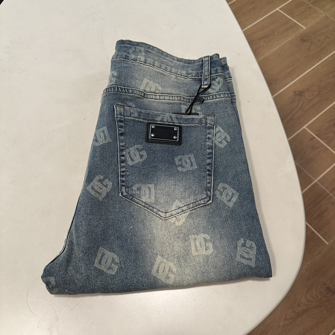 NO:454989,Dolce & Gabbana exclusively offers new jeans, high-end version!  Customized fabrics for counters are breathable and comfortable, with impeccable details, and the brand element design concept reflects high quality. The feel is delicate and soft!  It is casually cut, with a great upper body style!  29-38, Dolce & Gabbana, jeans, alexander wang19860909杜嘉班纳独家专供新款 牛仔裤,高端版本！专柜定制面料 透气舒适度高,细节无可挑剔,品牌元素设计理念,体现高品质.手感细腻柔软！呈现休闲裁剪,上身版型超赞！ 码数29-38,,Dolce&Gabbana,jeans,alexander wang,Men's clothing