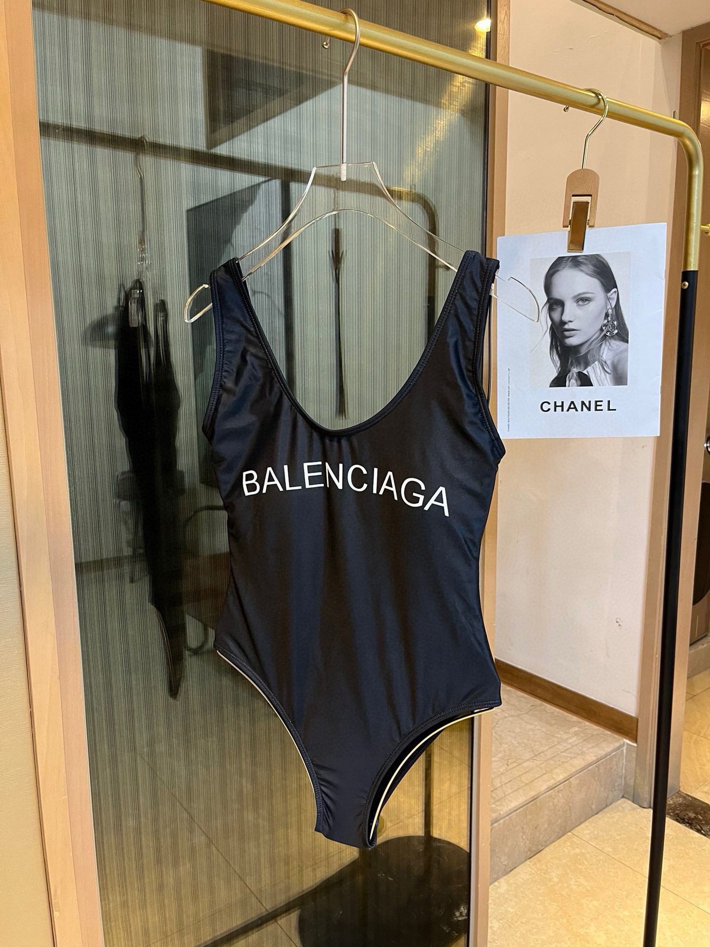  🆕
BALENCIAGA巴黎世家连体泳衣  😍🥰适合多种场景的游泳衣🏊‍♀️海边 游泳池 温泉 水上乐