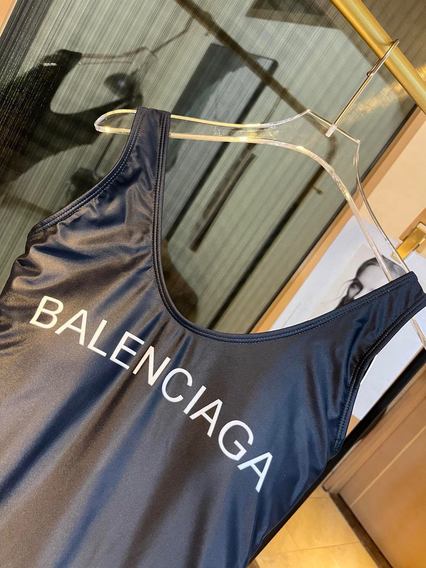  🆕
BALENCIAGA巴黎世家连体泳衣  😍🥰适合多种场景的游泳衣🏊‍♀️海边 游泳池 温泉 水上乐