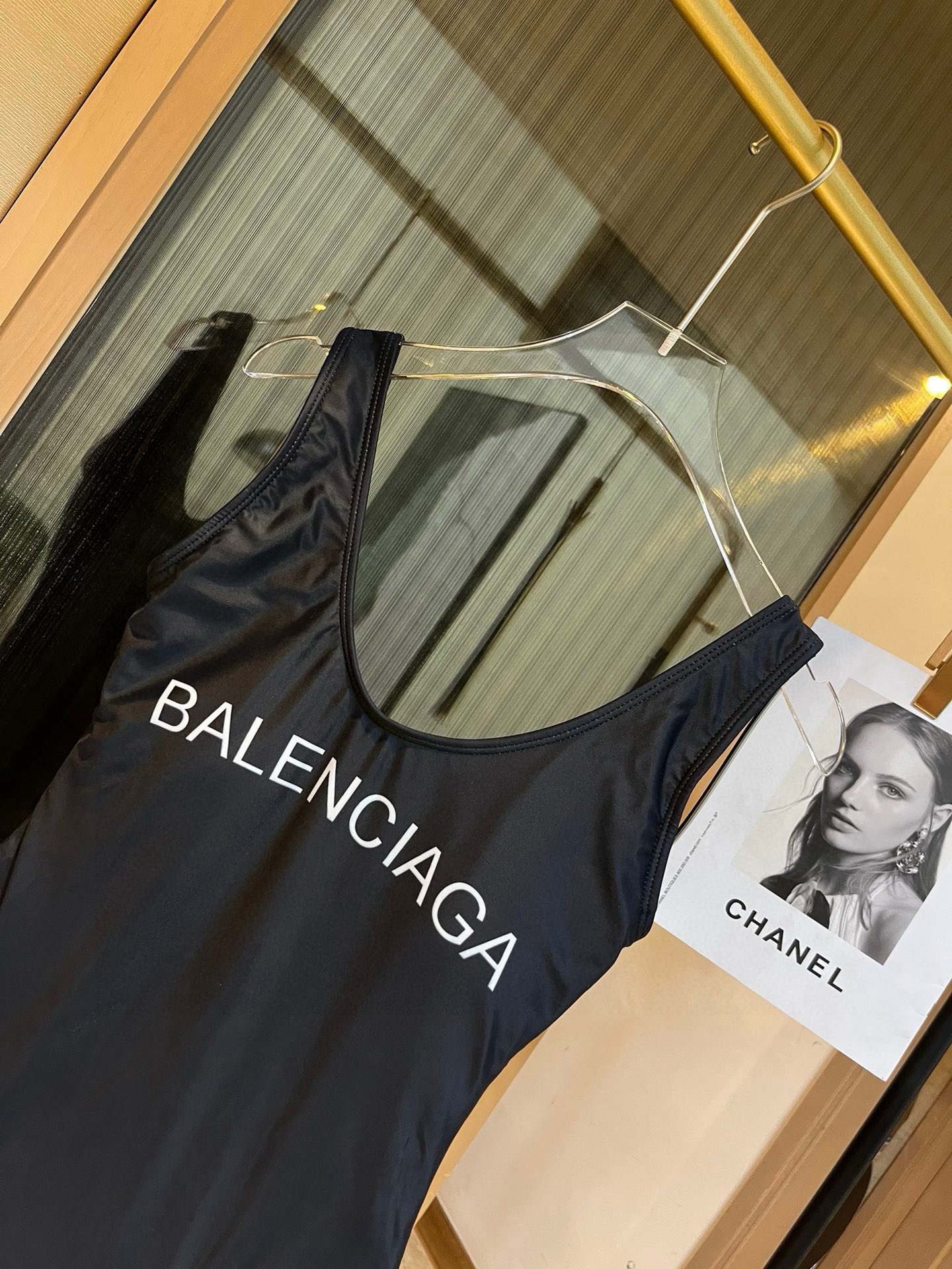  🆕
BALENCIAGA巴黎世家连体泳衣  😍🥰适合多种场景的游泳衣🏊‍♀️海边 游泳池 温泉 水上乐