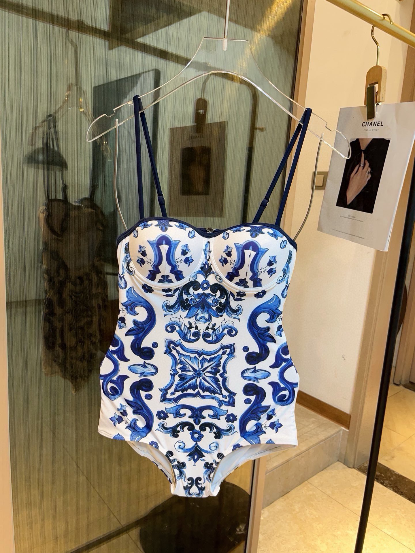  🆕
D&G高腰比基尼 带钢托硬包 可拆卸蕾丝肩带 👙❤️😍🥰适合多种场景的游泳衣🏊‍♀️海边 游泳池 