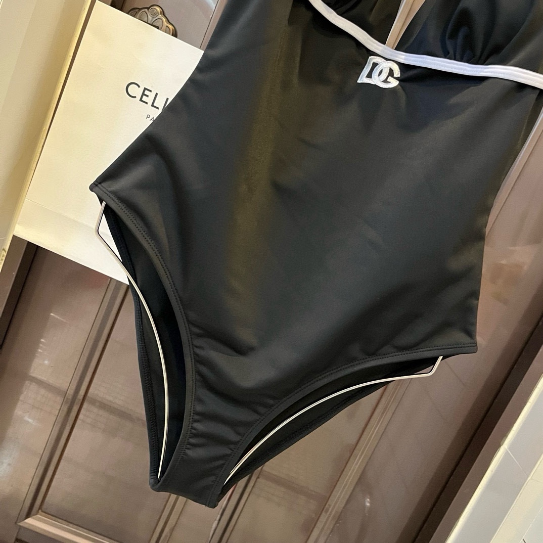 。
D&G连体泳衣😍🥰适合多种场景的游泳衣🏊‍♀️海边 游泳池 温泉 水上乐园 漂流都可以😌内搭也完全可