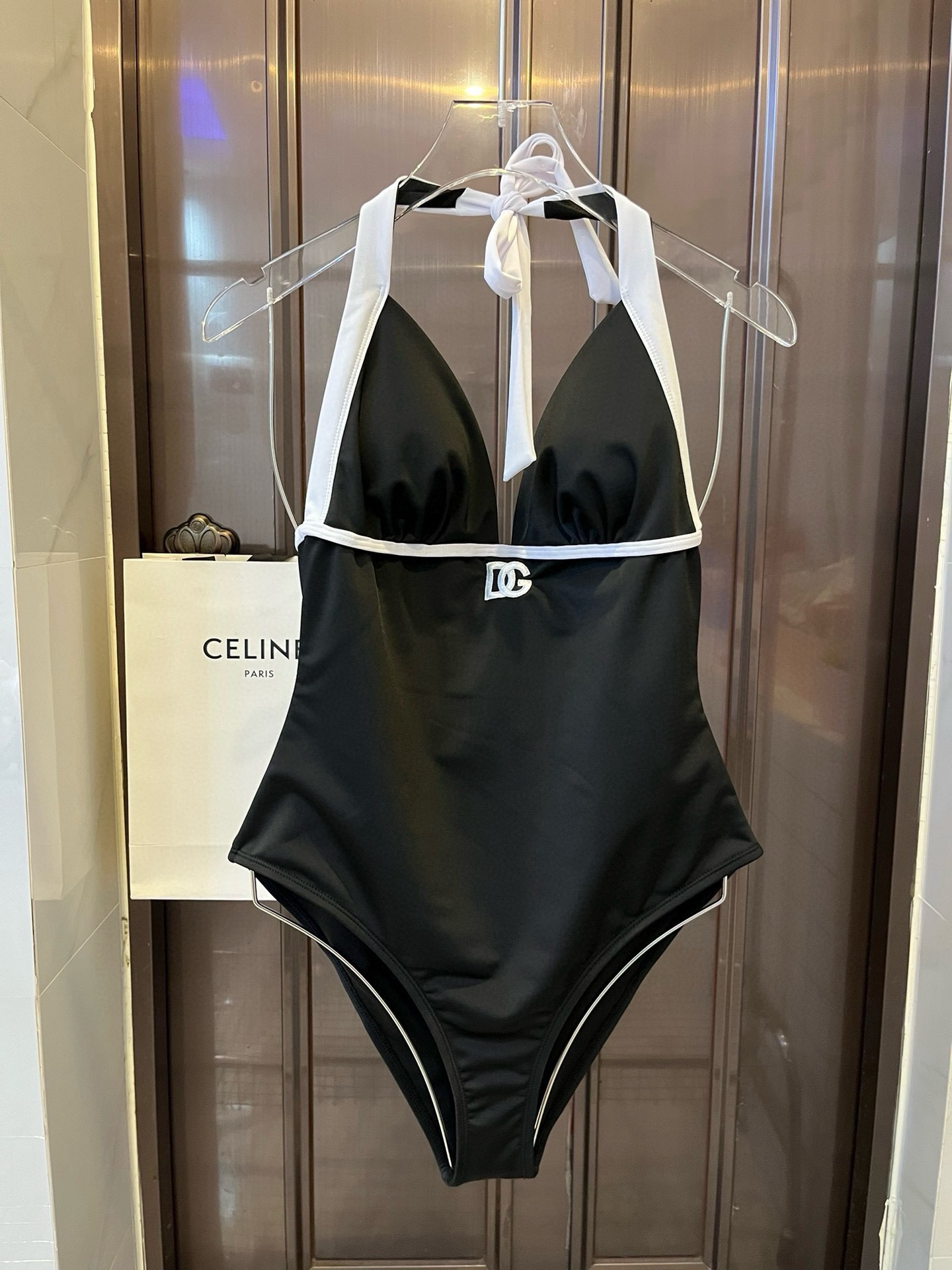 。
D&G连体泳衣😍🥰适合多种场景的游泳衣🏊‍♀️海边 游泳池 温泉 水上乐园 漂流都可以😌内搭也完全可