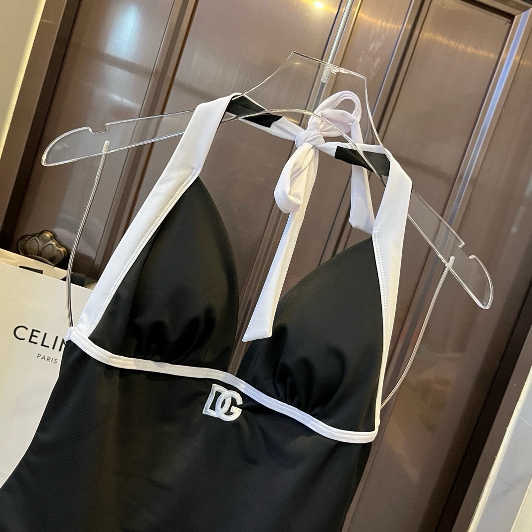。
D&G连体泳衣😍🥰适合多种场景的游泳衣🏊‍♀️海边 游泳池 温泉 水上乐园 漂流都可以😌内搭也完全可