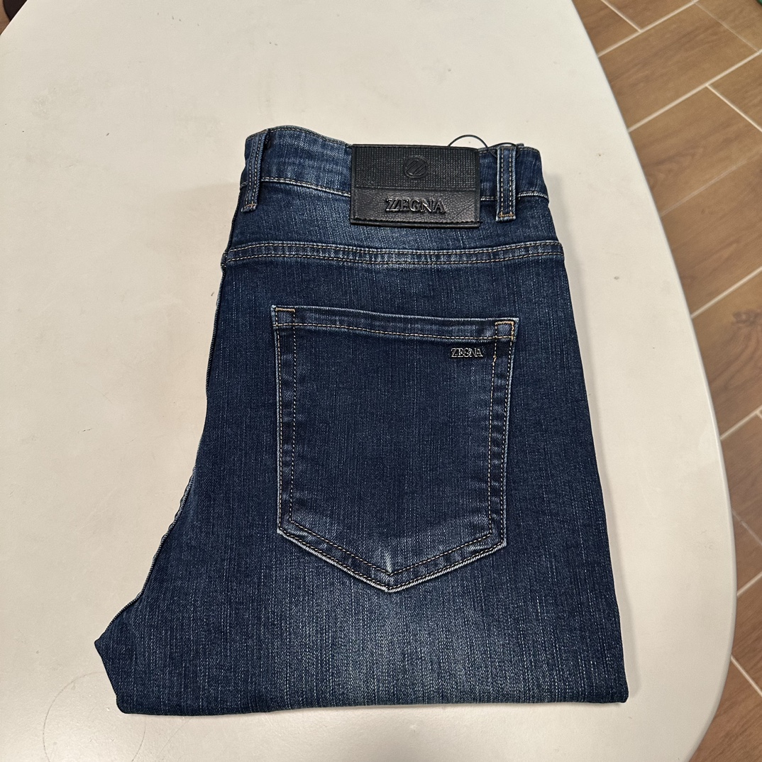 NO:454979,Jenia exclusively available for new jeans, high-end version!  Customized fabrics for counters are breathable and comfortable, with impeccable details, and the brand element design concept reflects high quality. The feel is delicate and soft!  It is casually cut, with a great upper body style!  29-38, zegna, jeans, alexander wang19860909杰尼亚 独家专供新款 牛仔裤,高端版本！专柜定制面料 透气舒适度高,细节无可挑剔,品牌元素设计理念,体现高品质.手感细腻柔软！呈现休闲裁剪,上身版型超赞！ 码数29-38,,zegna,jeans,alexander wang,Men's clothing