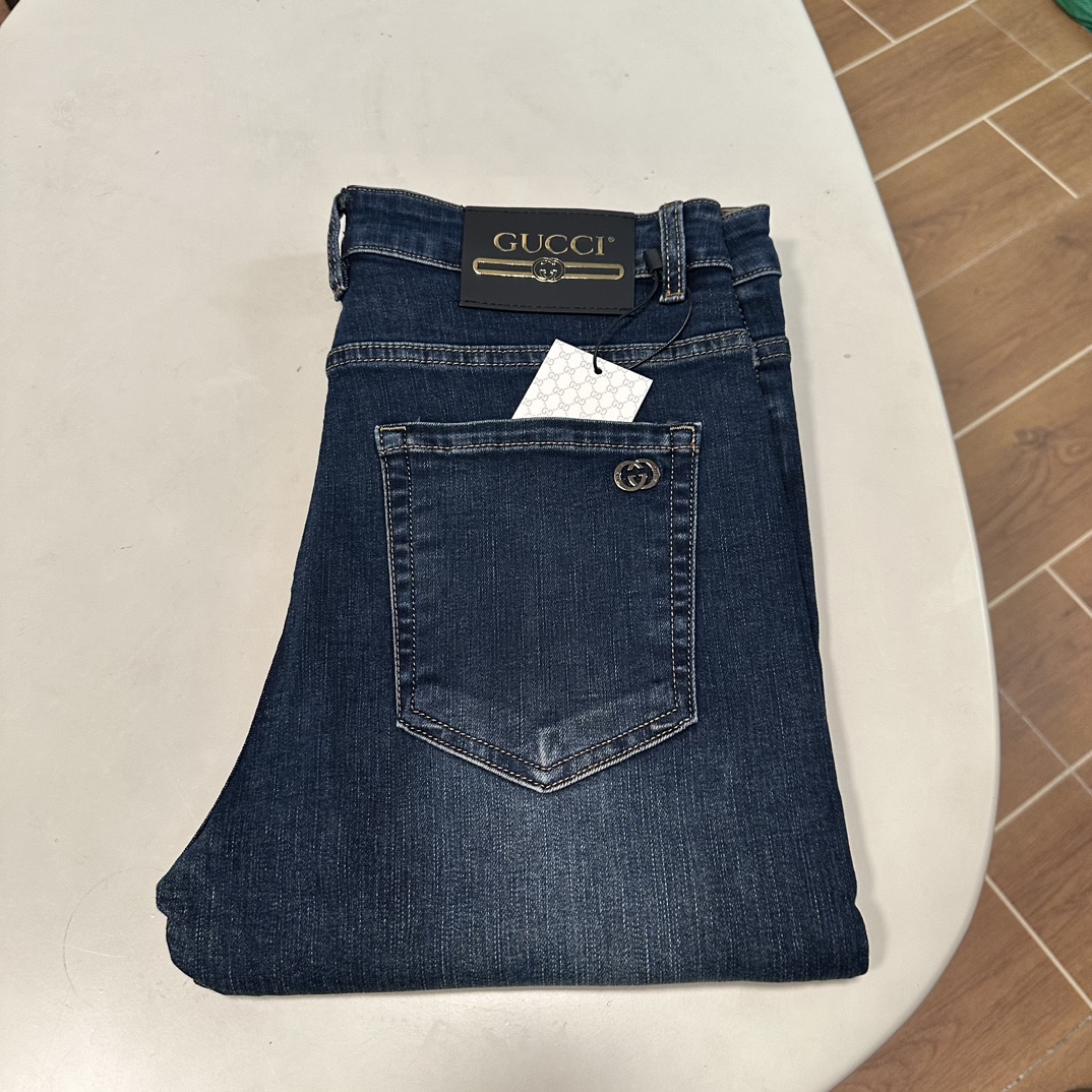 NO:454970,Gucci exclusively for new jeans, high-end version!  Customized fabrics for counters are breathable and comfortable, with impeccable details, and the brand element design concept reflects high quality. The feel is delicate and soft!  It is casually cut, with a great upper body style!  Count 29-38, gucci, jeans, alexander wang19860909古驰 独家专供新款 牛仔裤,高端版本！专柜定制面料 透气舒适度高,细节无可挑剔,品牌元素设计理念,体现高品质.手感细腻柔软！呈现休闲裁剪,上身版型超赞！ 码数29-38,,gucci,jeans,alexander wang,Men's clothing