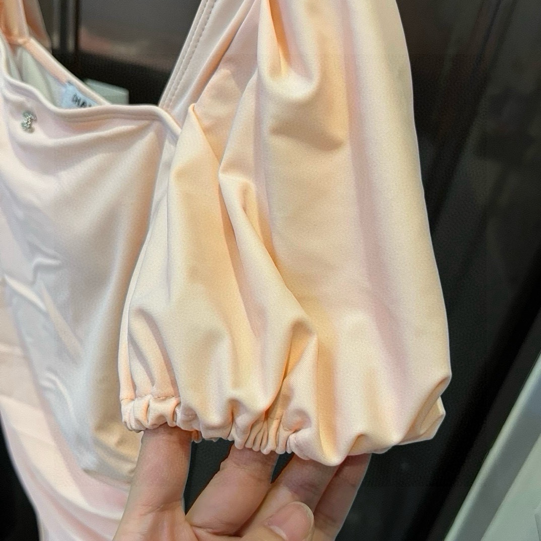  🆕
Chanel香奈儿 灯笼袖连体泳衣 😍🥰适合多种场景的游泳衣🏊‍♀️海边 游泳池 温泉 水上乐园 