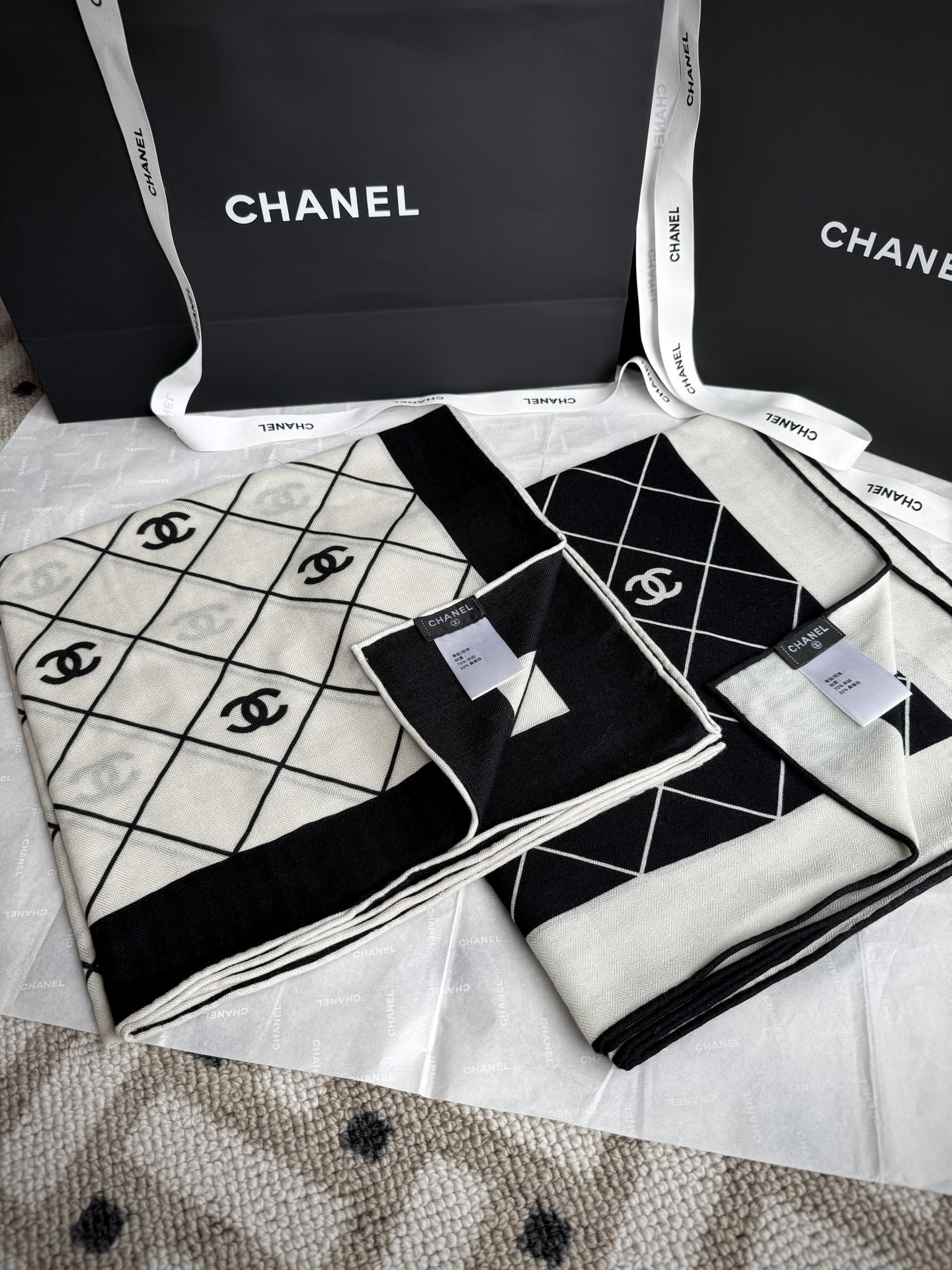 💰上新🆕【黑白菱形◇格纹】140顶级丝绒双面同色印花披肩高密度顶级丝绒（30%真丝70%羊绒）双面同色更