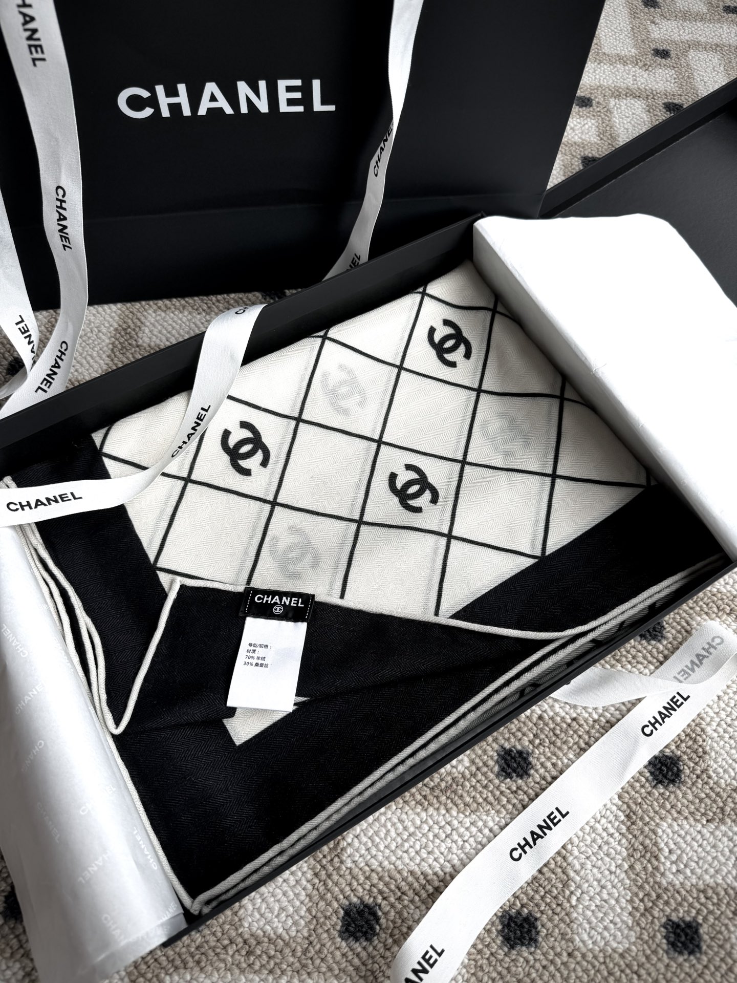 💰上新🆕【黑白菱形◇格纹】140顶级丝绒双面同色印花披肩高密度顶级丝绒（30%真丝70%羊绒）双面同色更