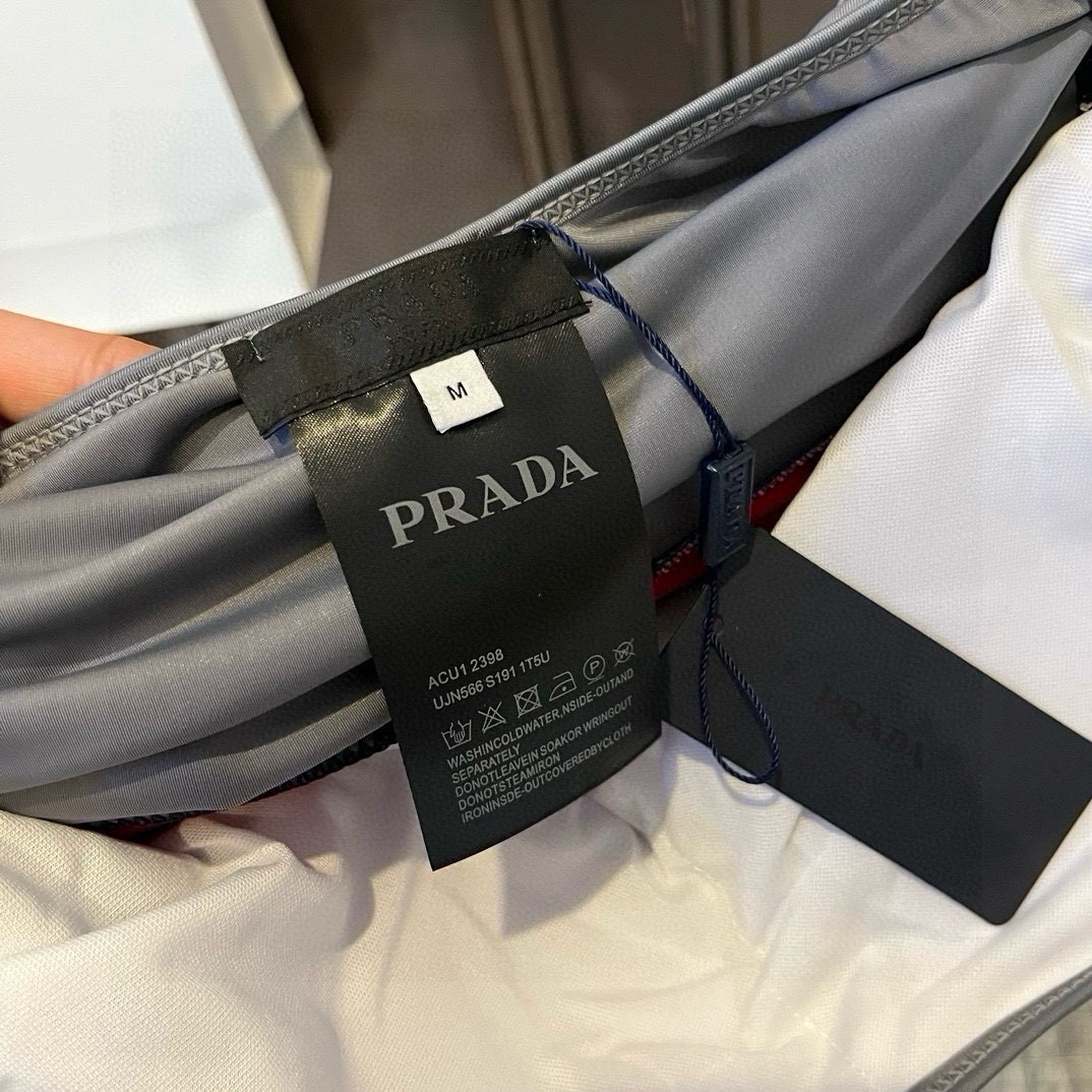 。
PRADA普拉达新款连体泳衣  😍🥰适合多种场景的游泳衣🏊‍♀️海边 游泳池 温泉 水上乐园 漂流都