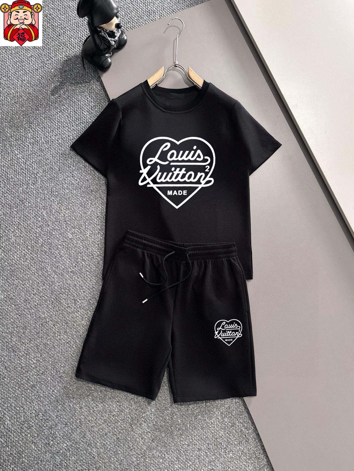Louis Vuitton 品牌【LV路易威登】 2025新款男士短袖短裤套装 销售 市面高端版本 手感细腻柔软 让你穿着更加舒适 立体裁剪版型超赞 尺码:M-5XL下单请报身高体重