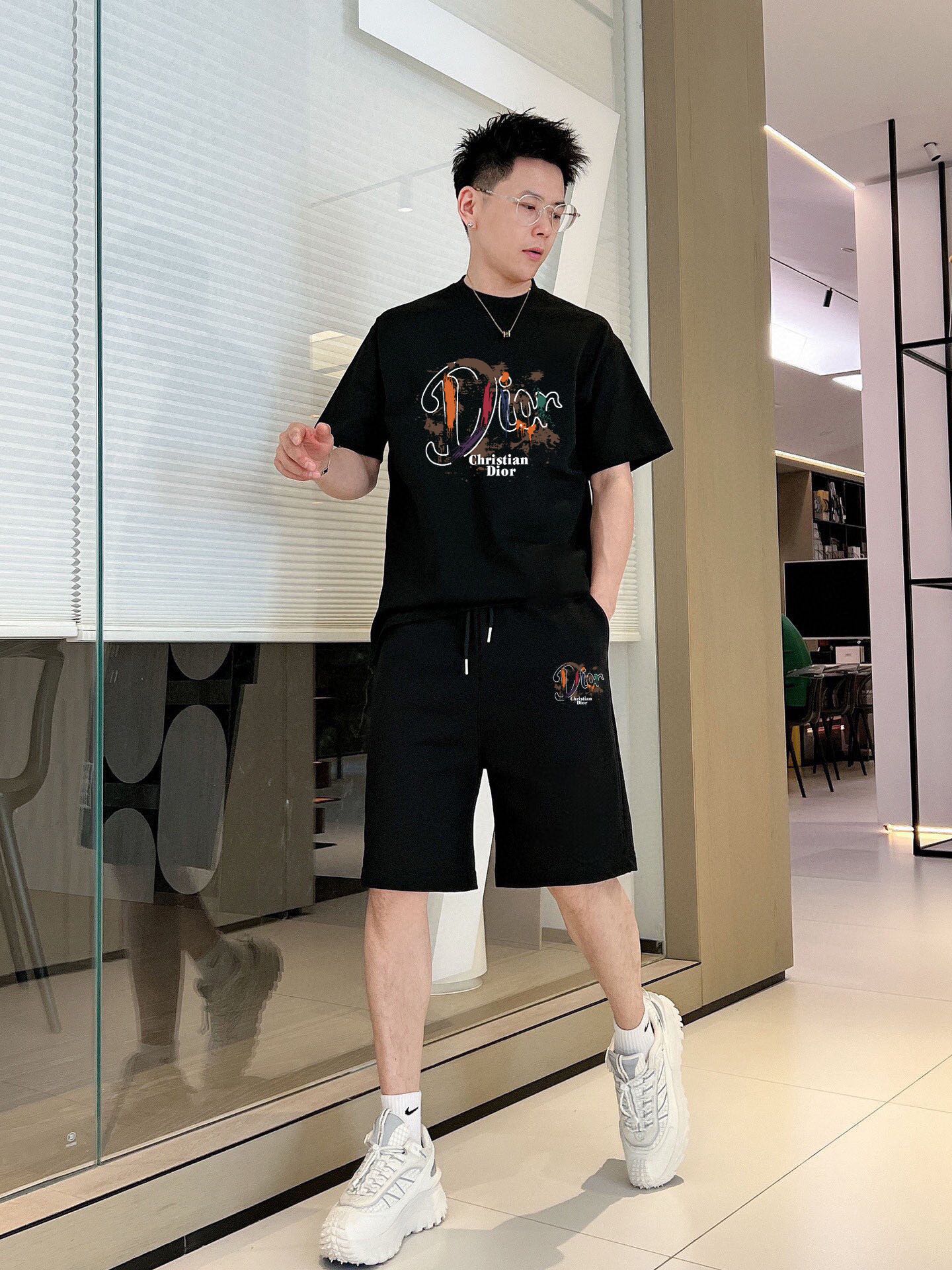 Dior 品牌【DIOR 迪奥】 2025新款男士短袖短裤套装 销售 市面高端版本 手感细腻柔软 让你穿着更加舒适 立体裁剪版型超赞 尺码:M-5XL下单请报身高体重