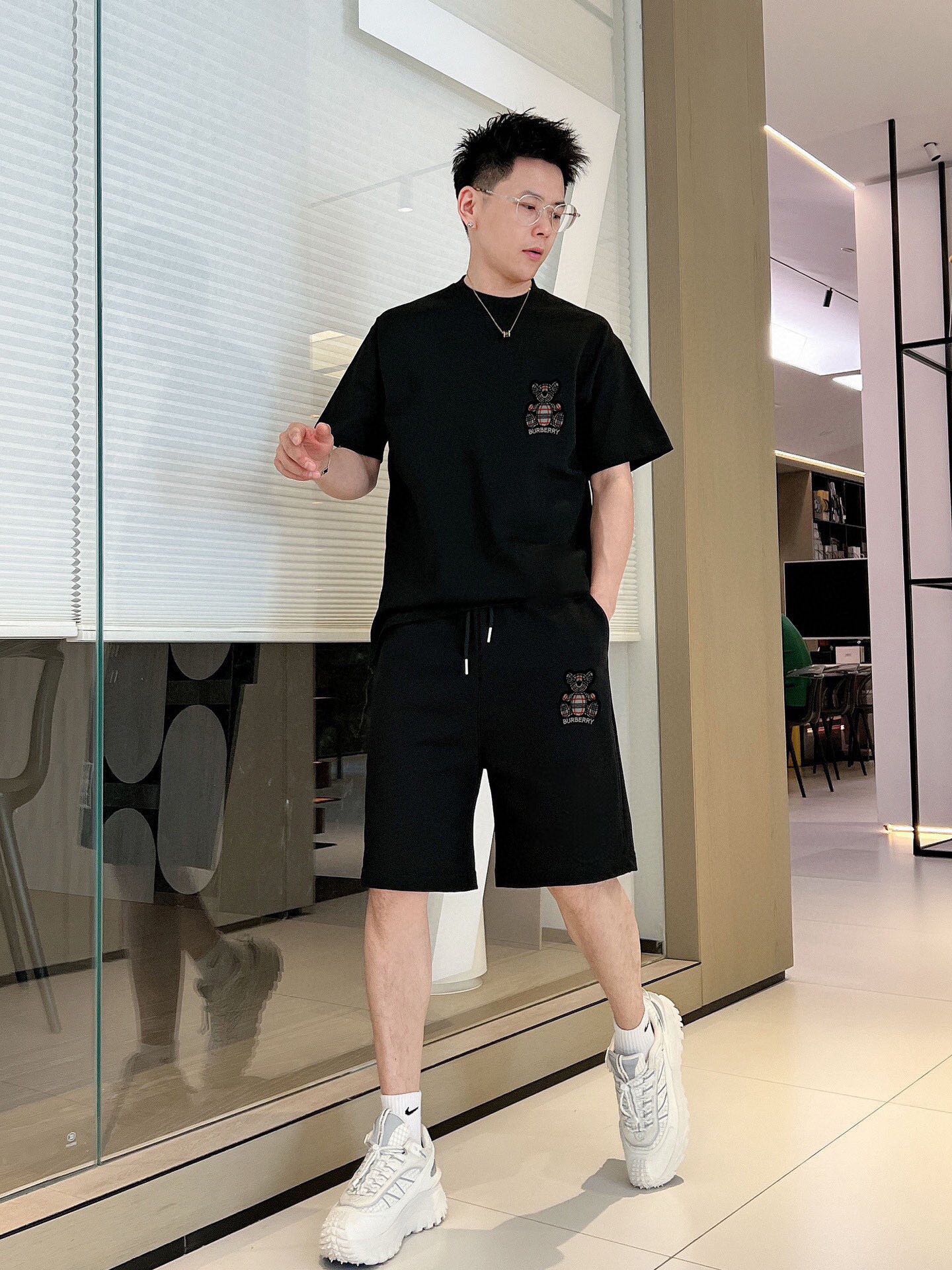 Burberry 品牌【BURBERRY 巴宝莉】 2025新款男士短袖短裤套装 销售 市面高端版本 手感细腻柔软 让你穿着更加舒适 立体裁剪版型超赞 尺码:M-5XL下单请报身高体重