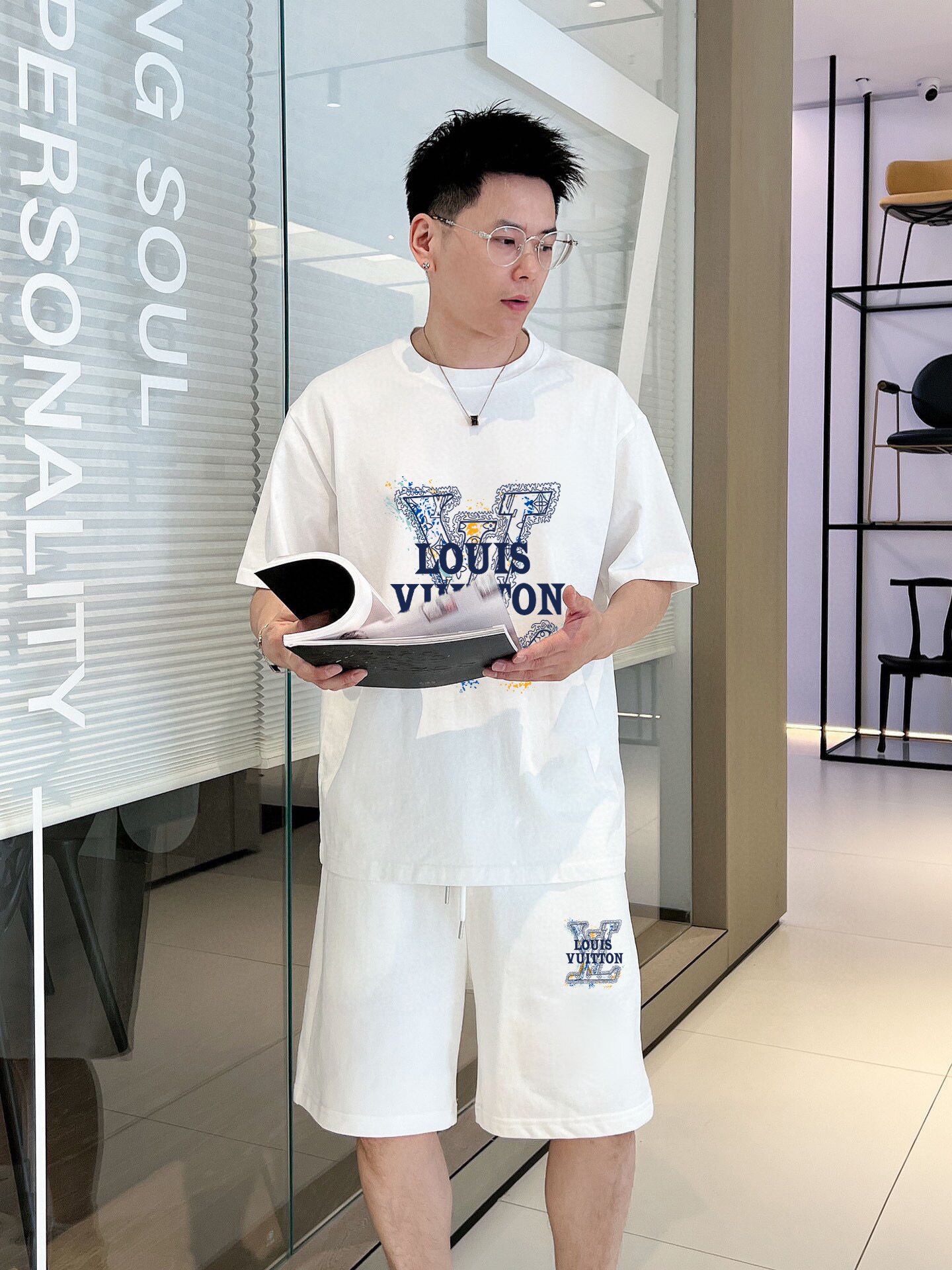Louis Vuitton 品牌【LV路易威登】 2025新款男士短袖短裤套装 销售 市面高端版本 手感细腻柔软 让你穿着更加舒适 立体裁剪版型超赞 尺码:M-5XL下单请报身高体重